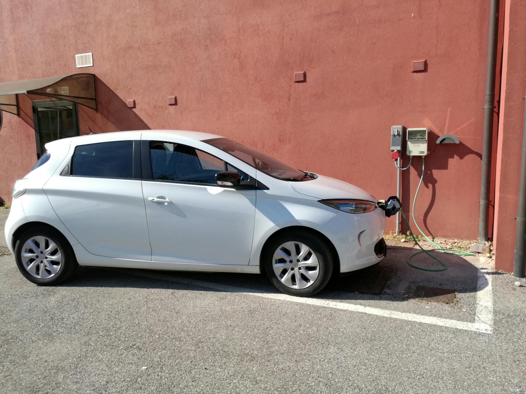 Stazione di ricarica auto elettrica aziendale