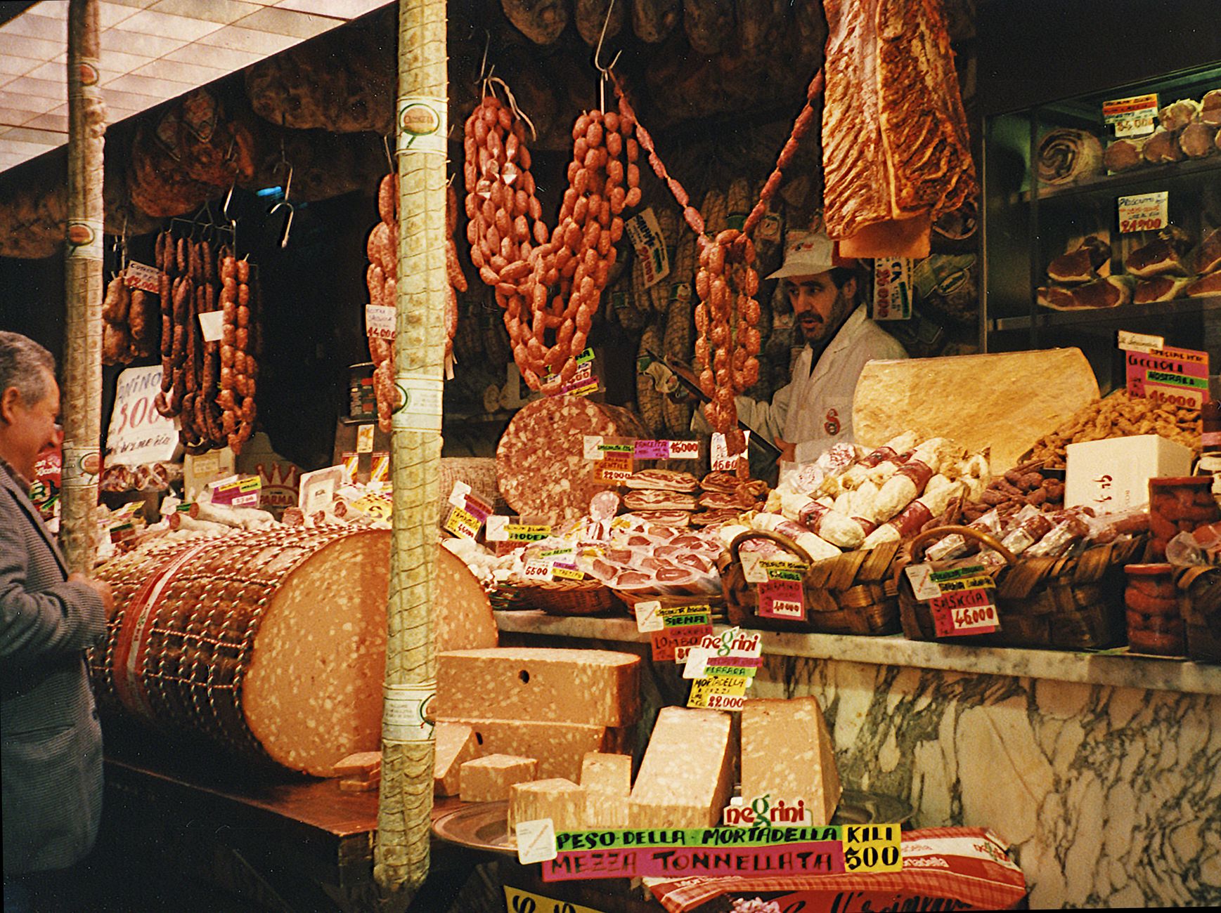 Esempio Marketing Mix prodotto premium: banco gastronomia con formaggi italiani DOP