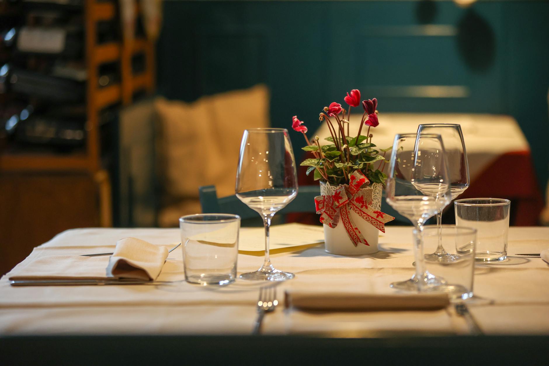 Esempio Marketing Mix ristorante: sala apparecchiata in trattoria italiana elegante