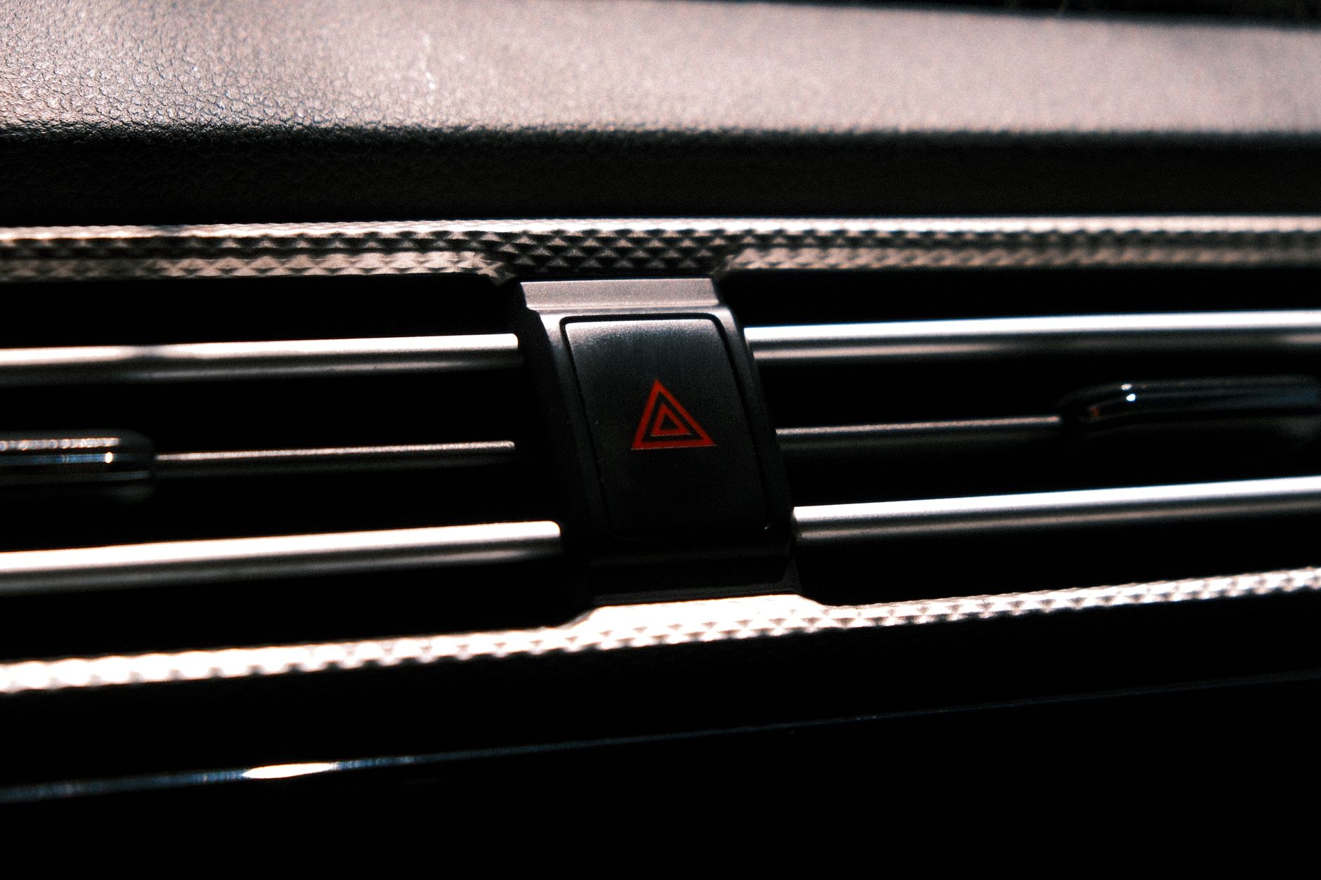 Dashboard di allerta con indicatori di rischio finanziario
