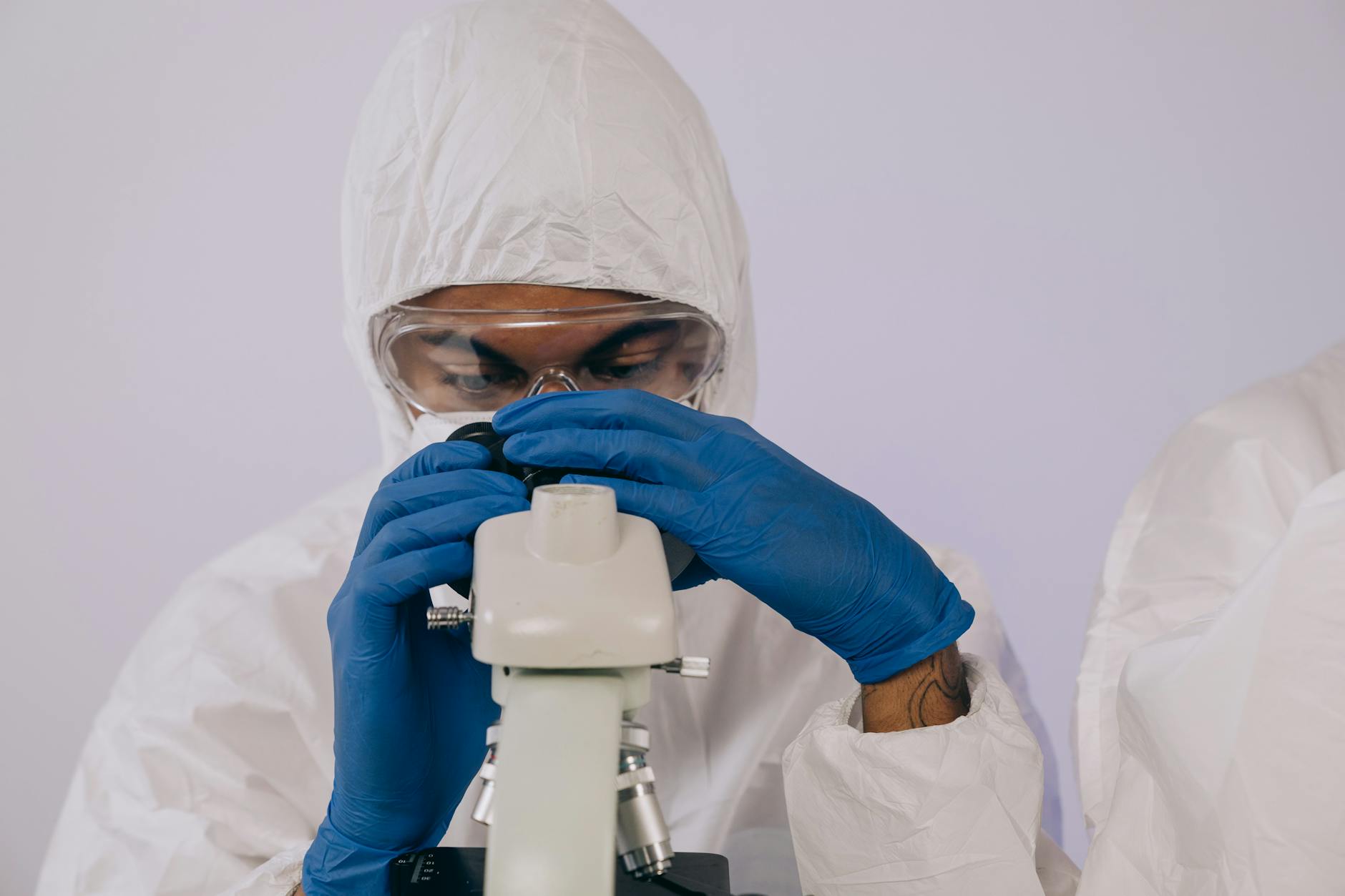 Tecnico controllo qualità in laboratorio analizza campioni di lotto