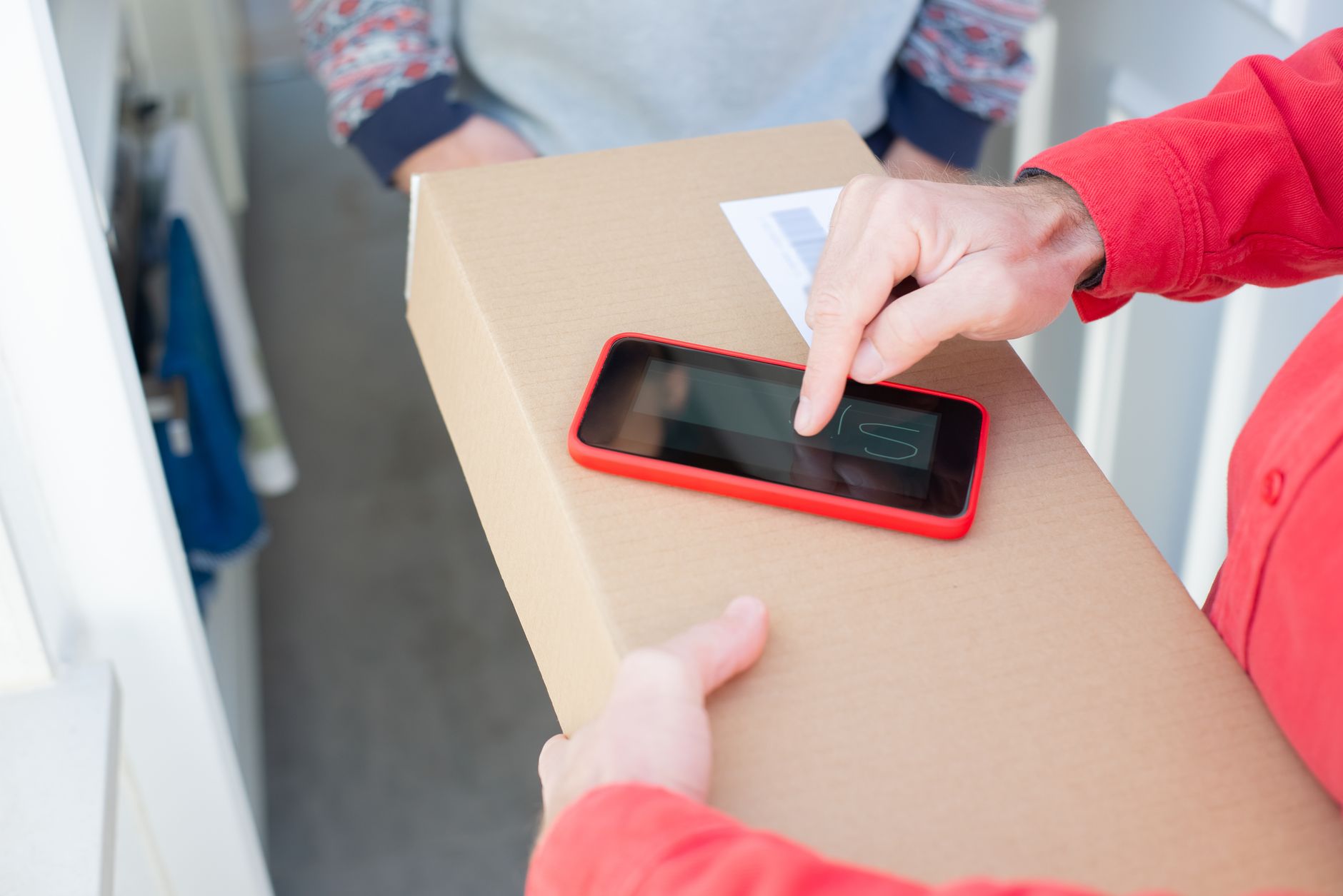 cliente che valuta opzioni di acquisto sul telefono nella fase di consideration del customer journey