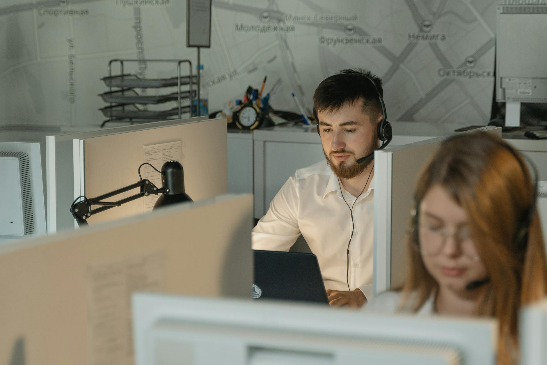 agente customer service che gestisce ticket di assistenza nella fase di onboarding e loyalty del customer journey