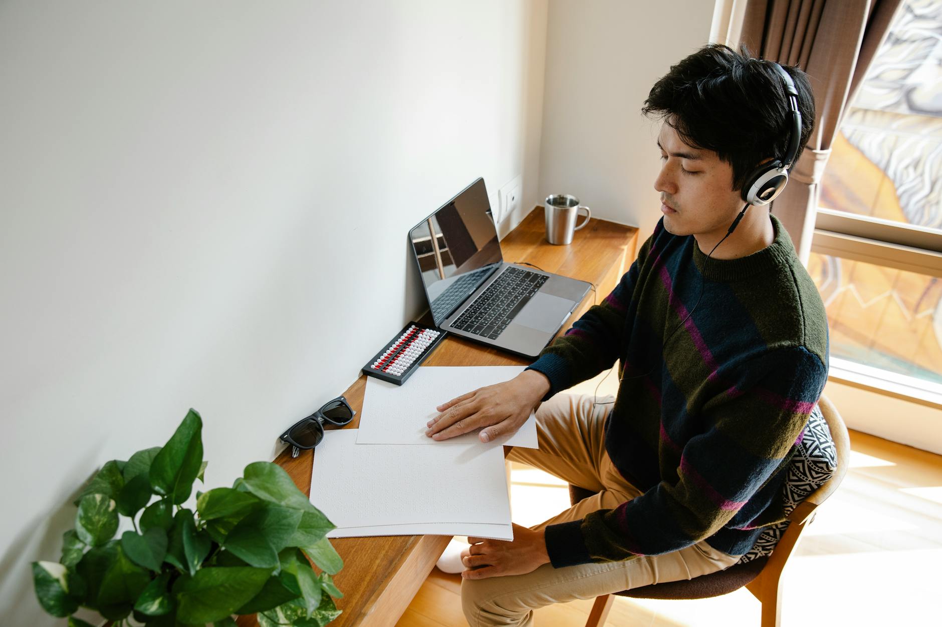 Professionista in deep work con laptop e cuffie a cancellazione attiva