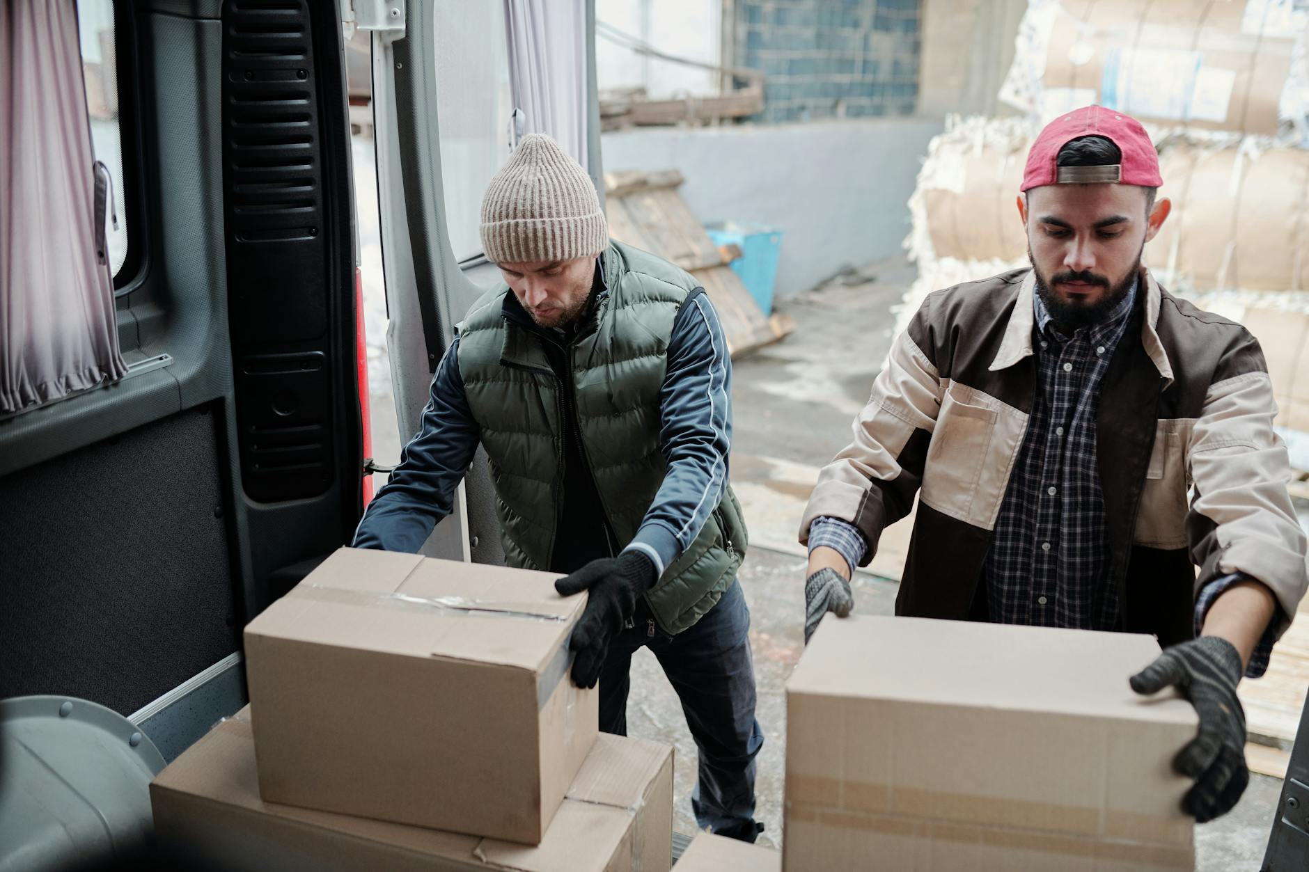 Magazziniere di una piccola distribuzione italiana prepara colli per consegna giornaliera