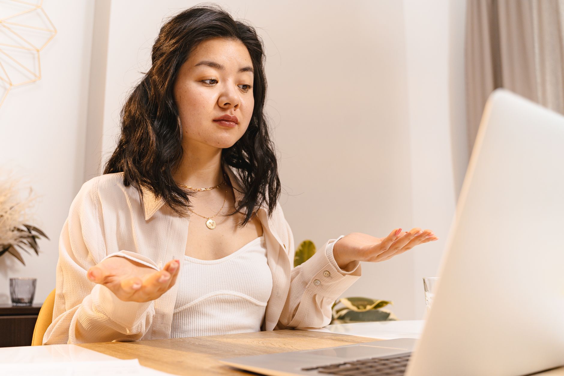Imprenditore italiano davanti al laptop scopre ChatGPT