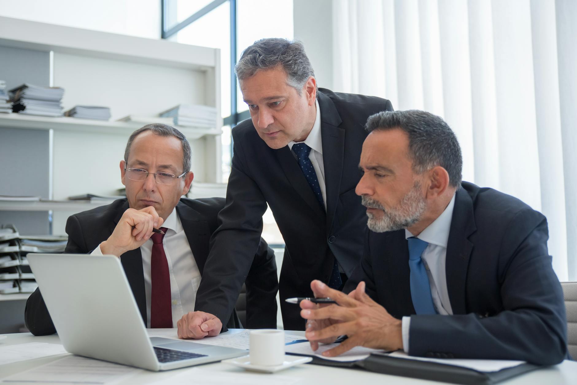 Imprenditore italiano valuta investimento AI ChatGPT Microsoft per PMI