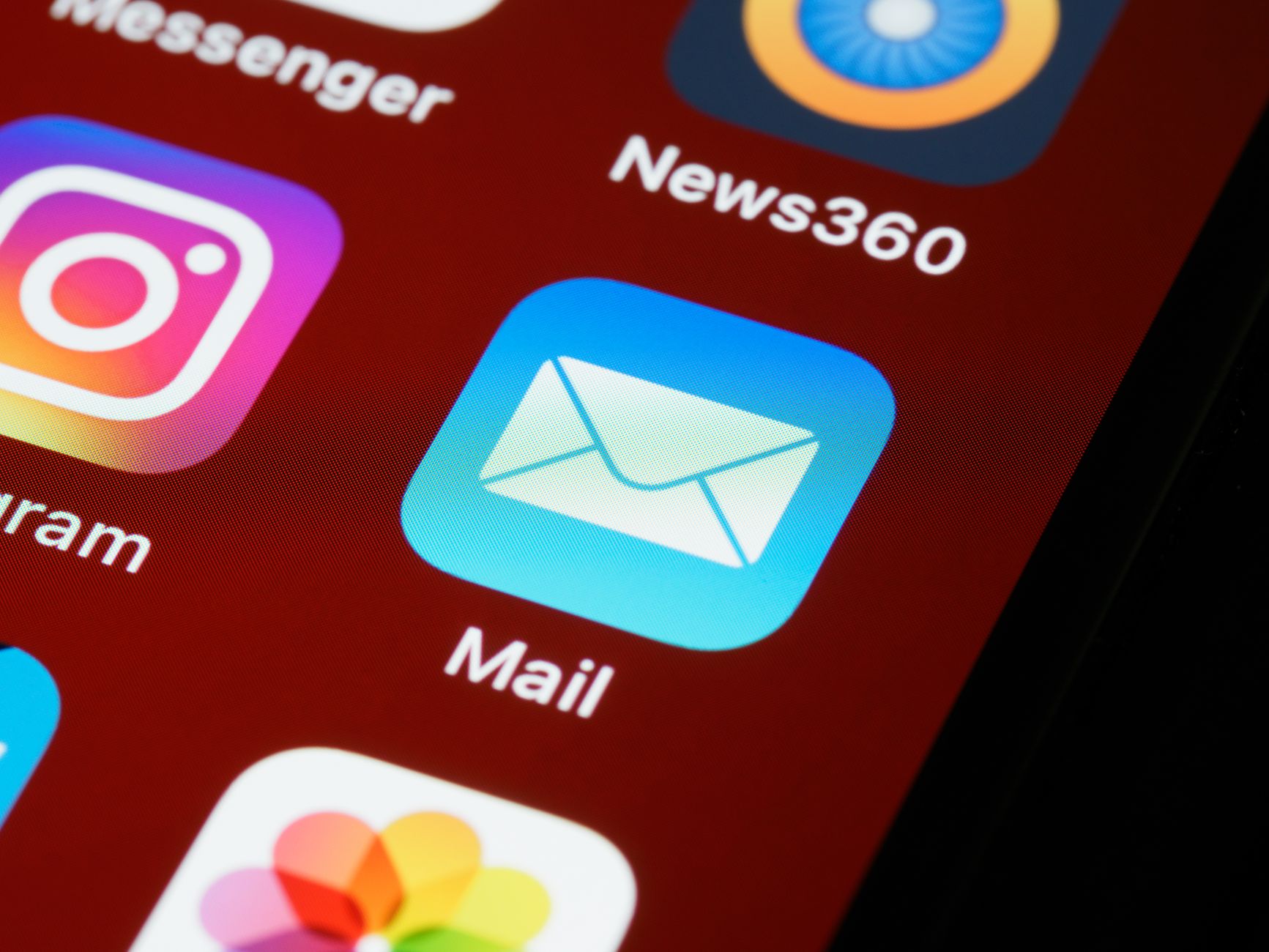 Marketing manager italiano che analizza una campagna email marketing su laptop