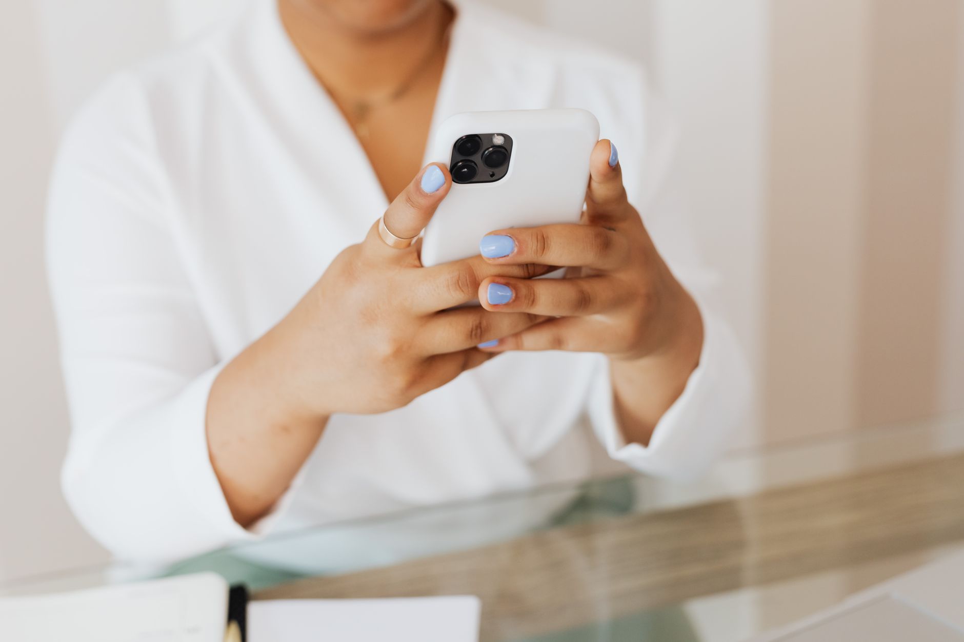Smartphone con notifica email aperta su mobile durante la giornata lavorativa