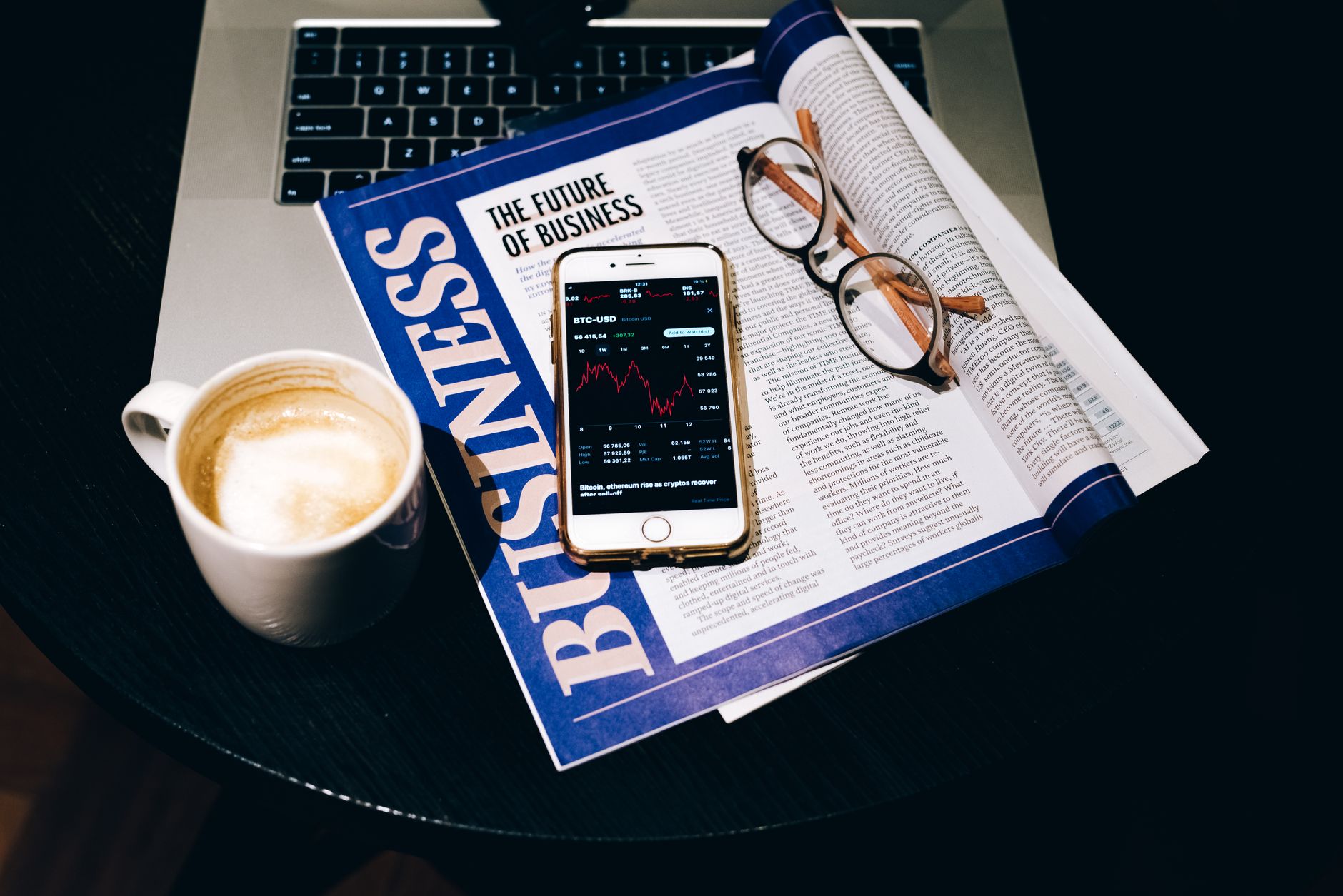 Imprenditrice italiana legge la newsletter aziendale dal laptop la mattina con caffè