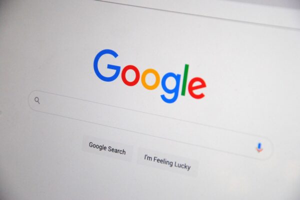La corsa AI di Google, Microsoft e OpenAI nel febbraio 2023: cosa significa per le PMI italiane