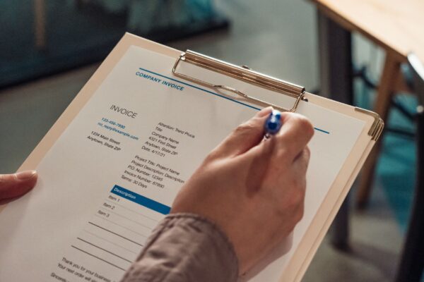 Fattura proforma vs fattura immediata: differenze pratiche e quando usare quale (guida PMI 2023)