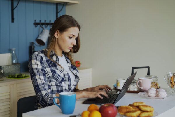 Smart working e lavoro ibrido per PMI italiane 2023: normativa, gestione del team e strumenti pratici