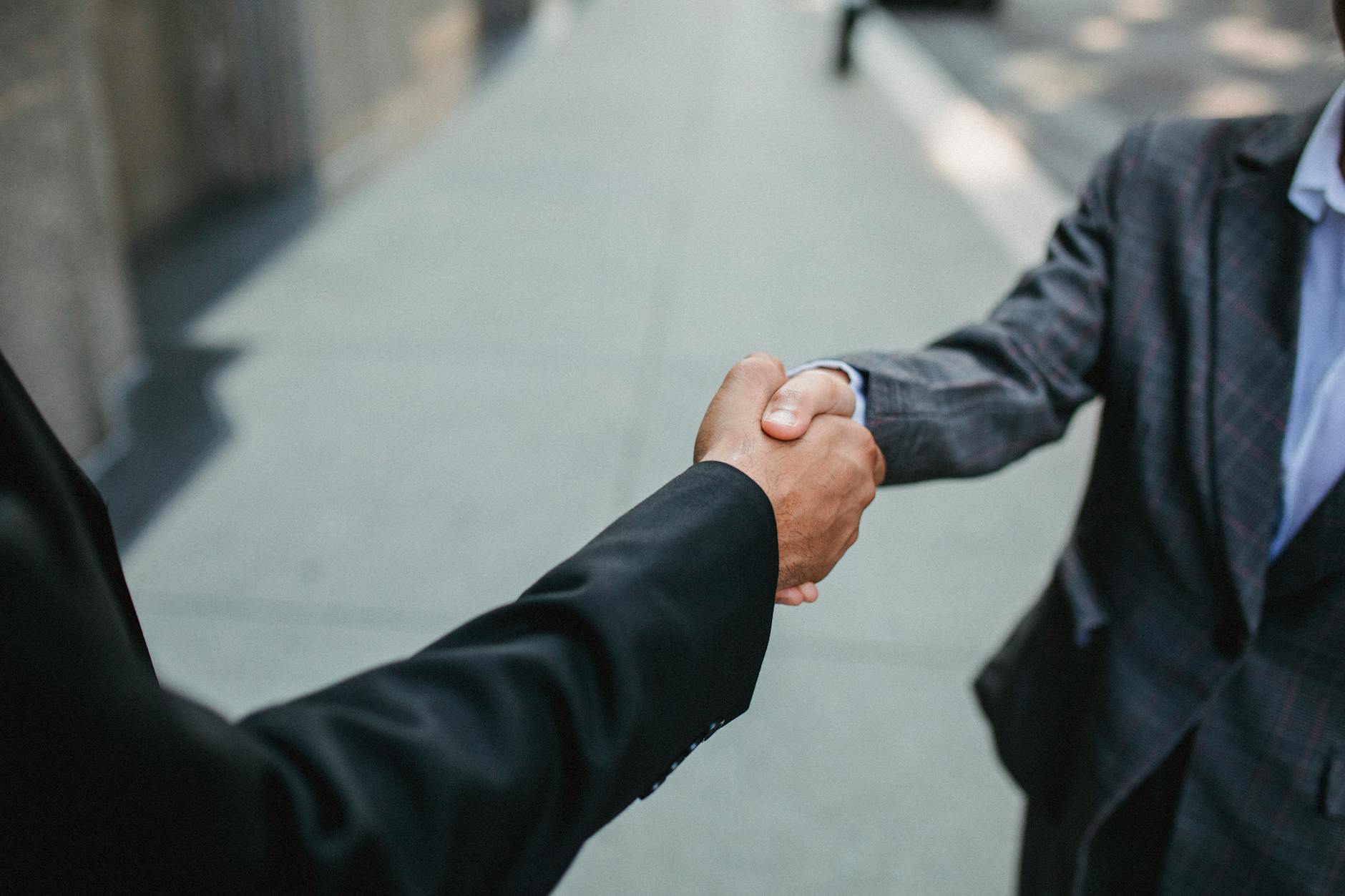 Imprenditore italiano e cliente firmano accordo commerciale dopo accettazione della fattura proforma