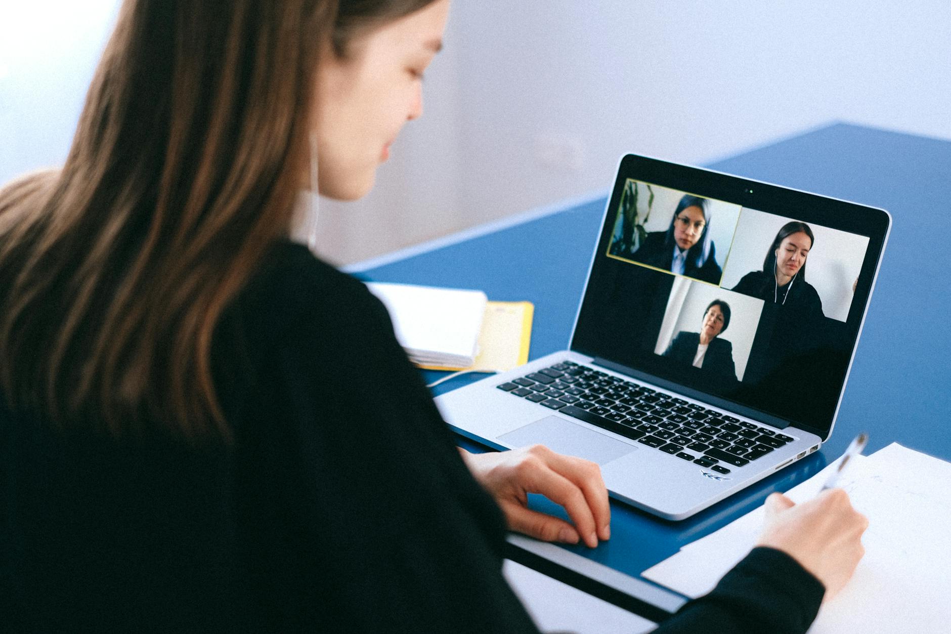 Schermata di una videocall di lavoro con più partecipanti in griglia, esempio di rituale sincrono per team ibrido
