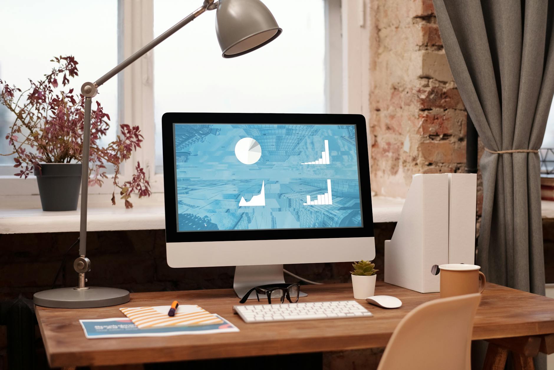 Dashboard analytics con funnel di vendita B2B su schermi multipli in un ufficio italiano