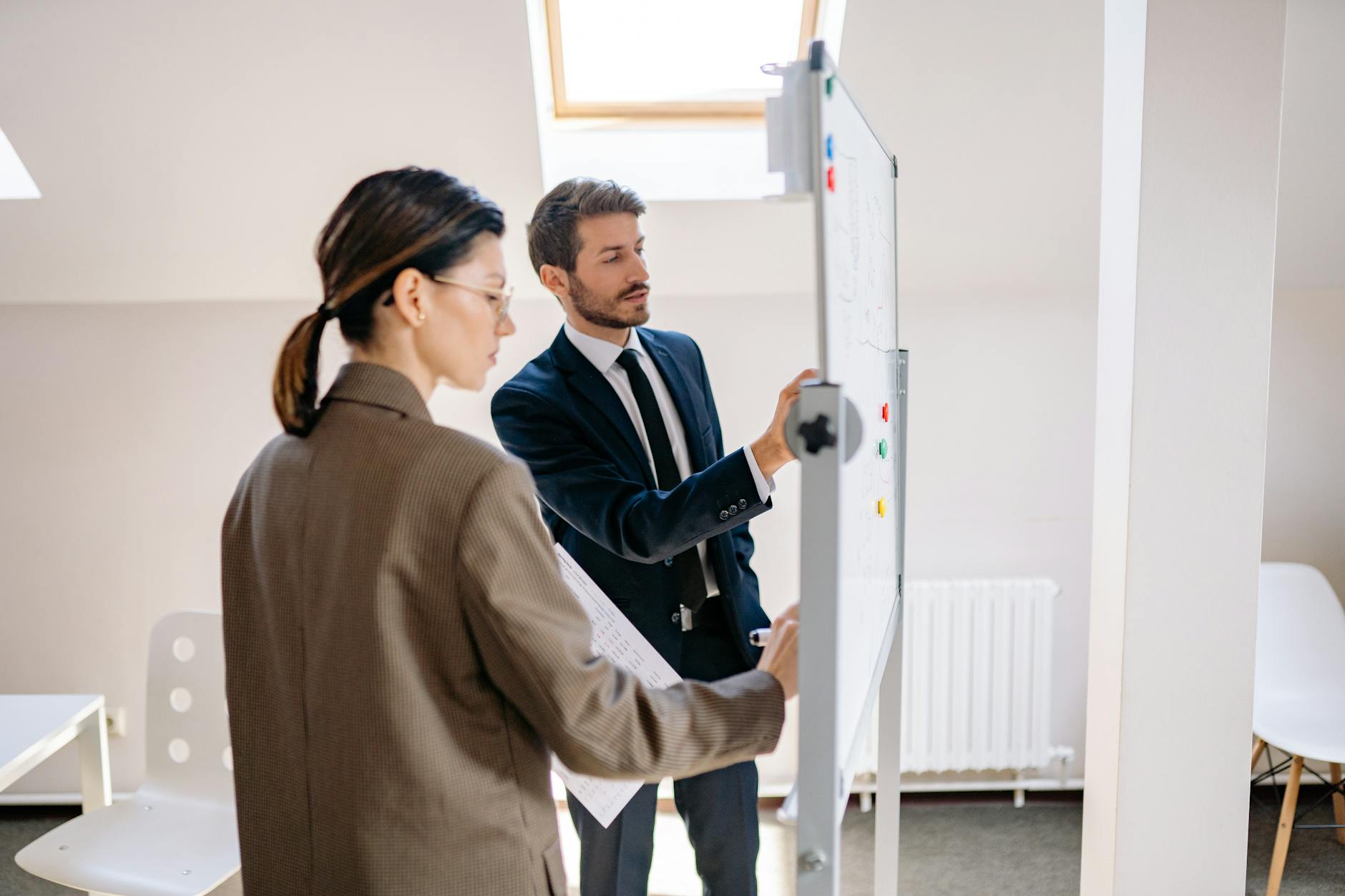 Team commerciale e marketing italiano lavora su una customer journey B2B davanti a una lavagna