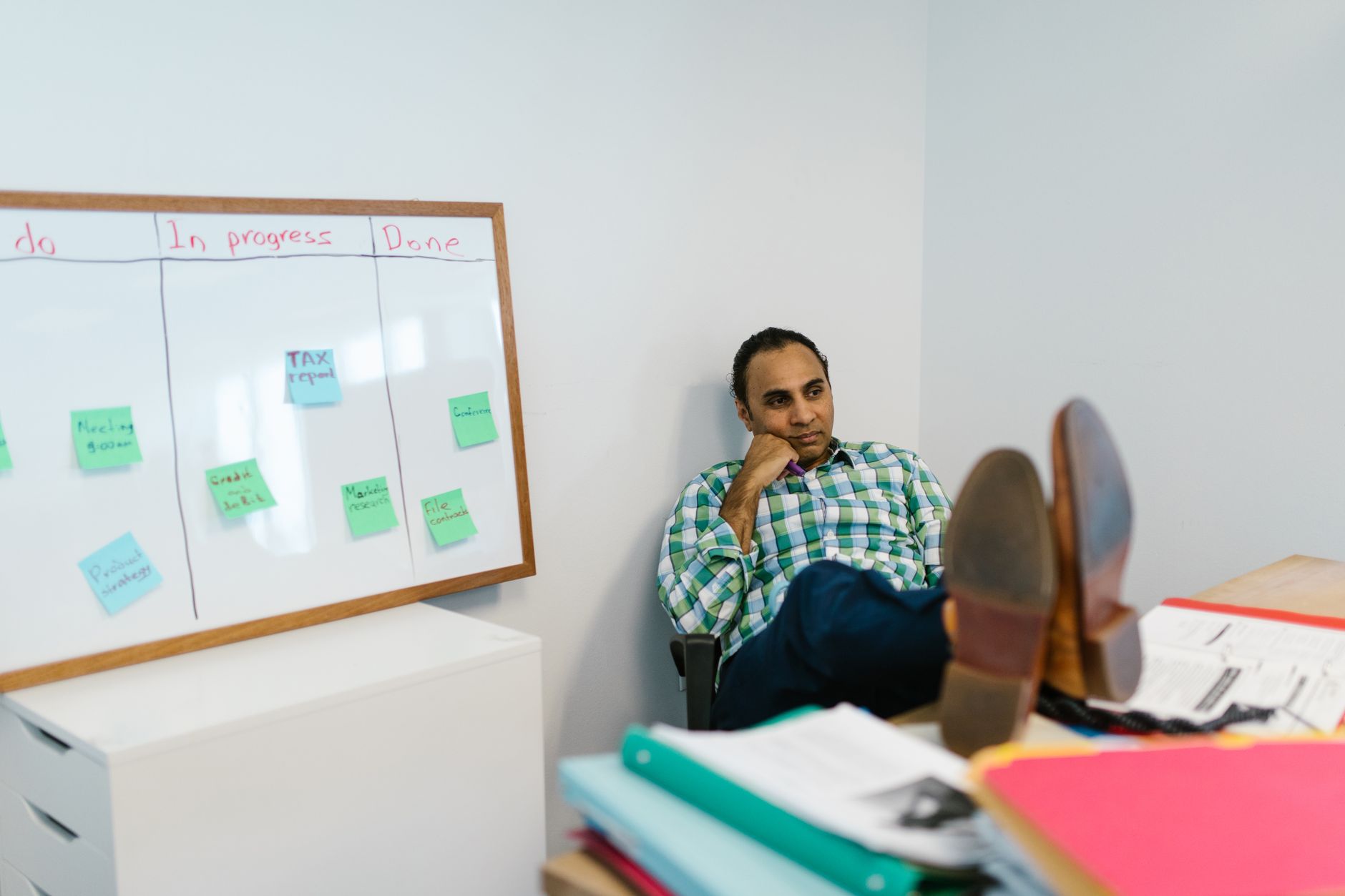 Tabellone kanban di produzione con cartellini di richiamo materiali in stabilimento italiano