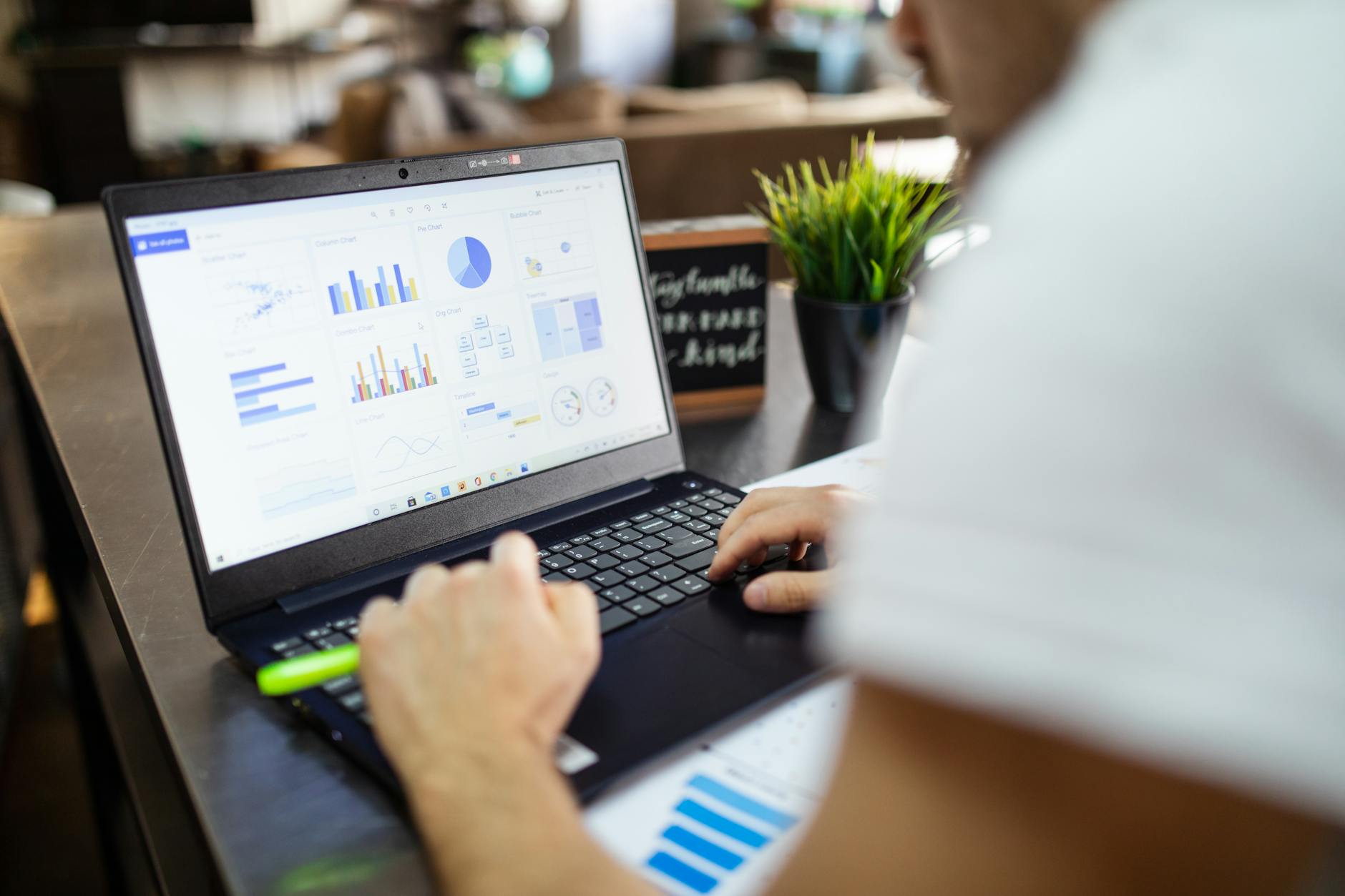 Analista che lavora a foglio Excel su laptop con dati di vendita