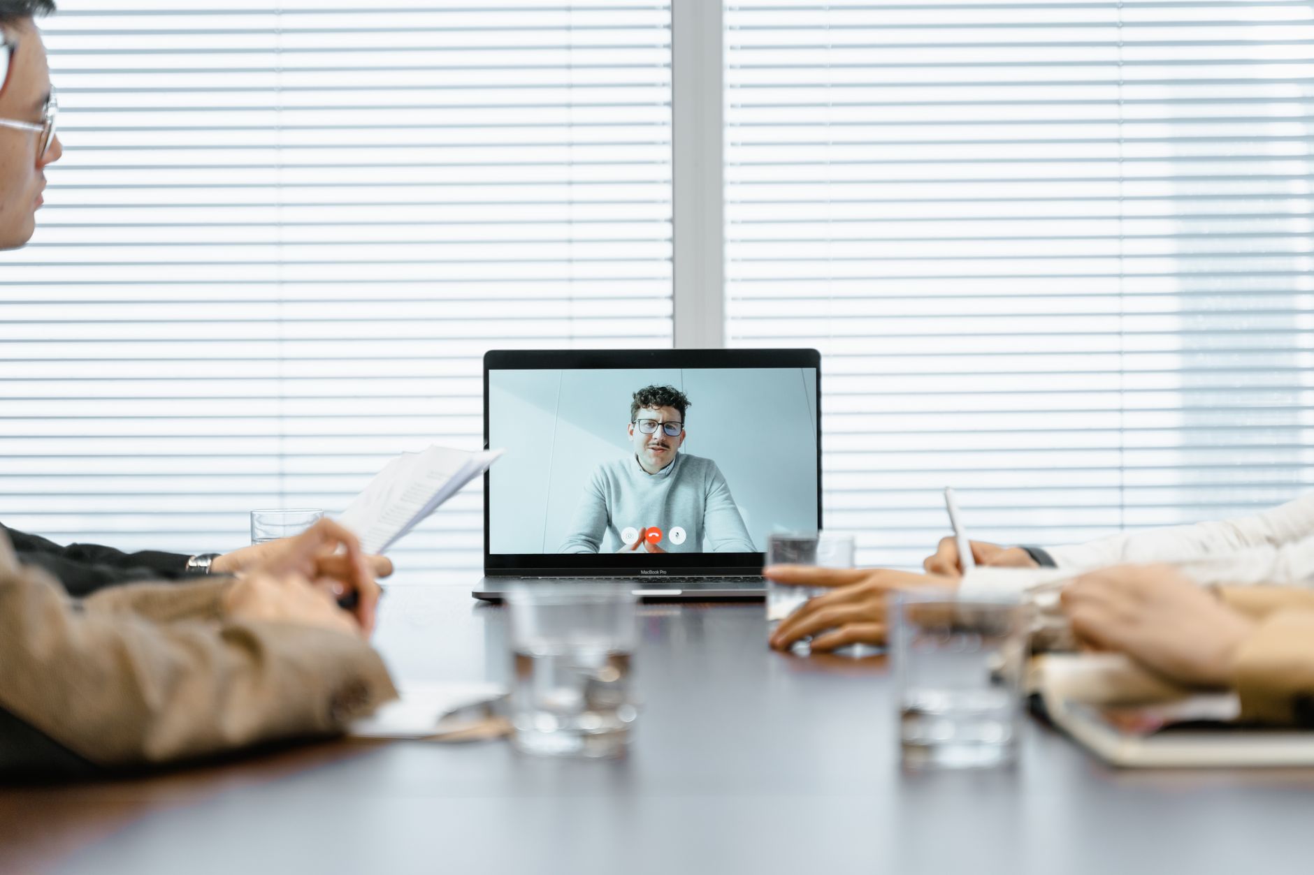 Riunione online di team in videoconferenza su griglia di laptop
