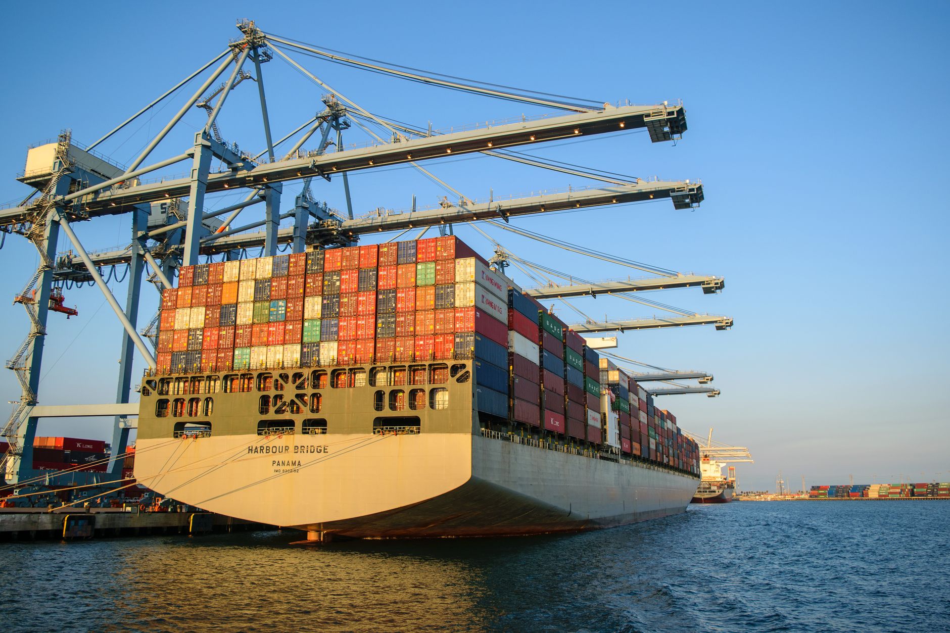 Container marittimi al porto, simbolo della supply chain globale che impatta le scelte di magazzino delle PMI italiane