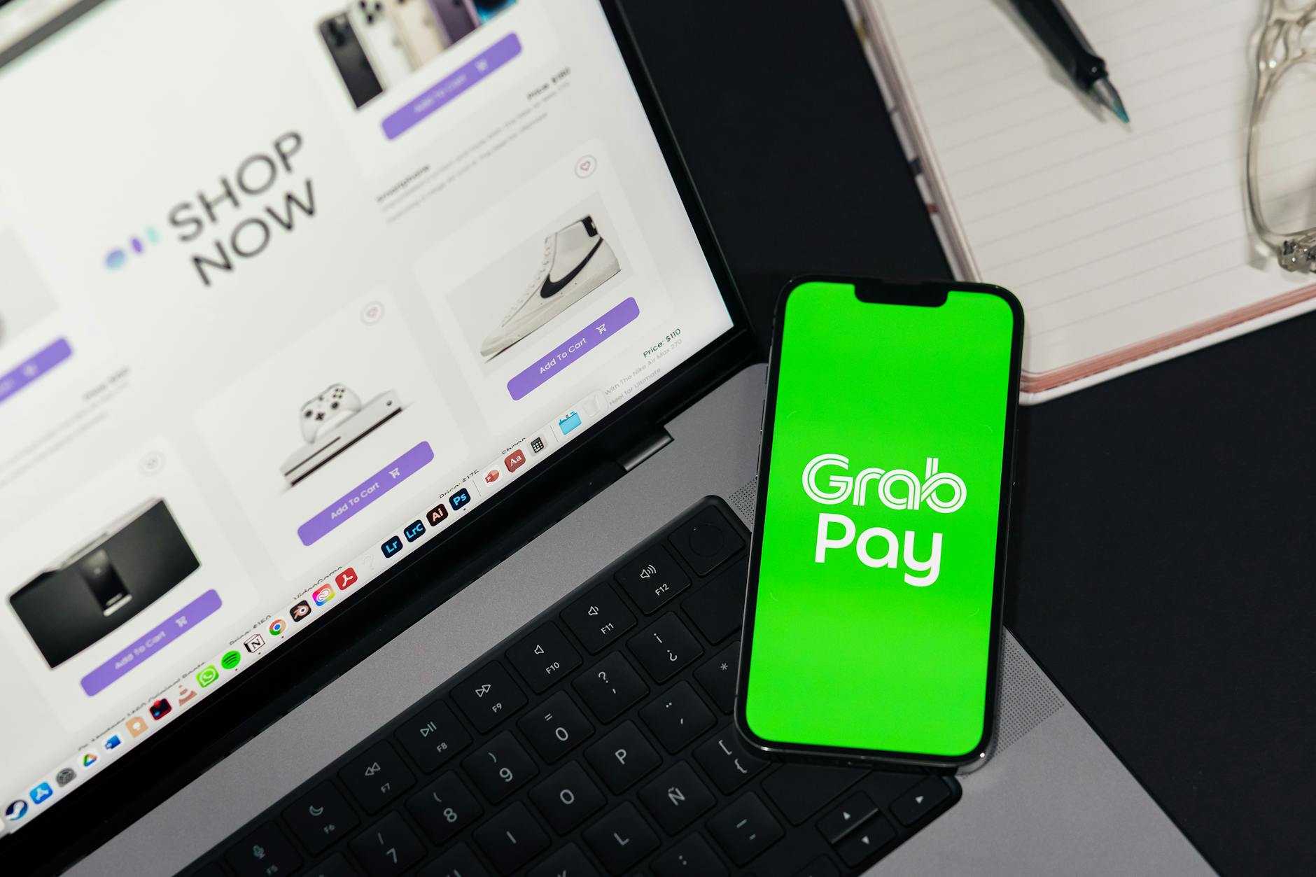 Schermata checkout mobile su smartphone per acquisto e-commerce