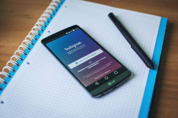 Social commerce per PMI italiane 2023: Instagram Shopping, Facebook Shop, TikTok e cosa funziona davvero