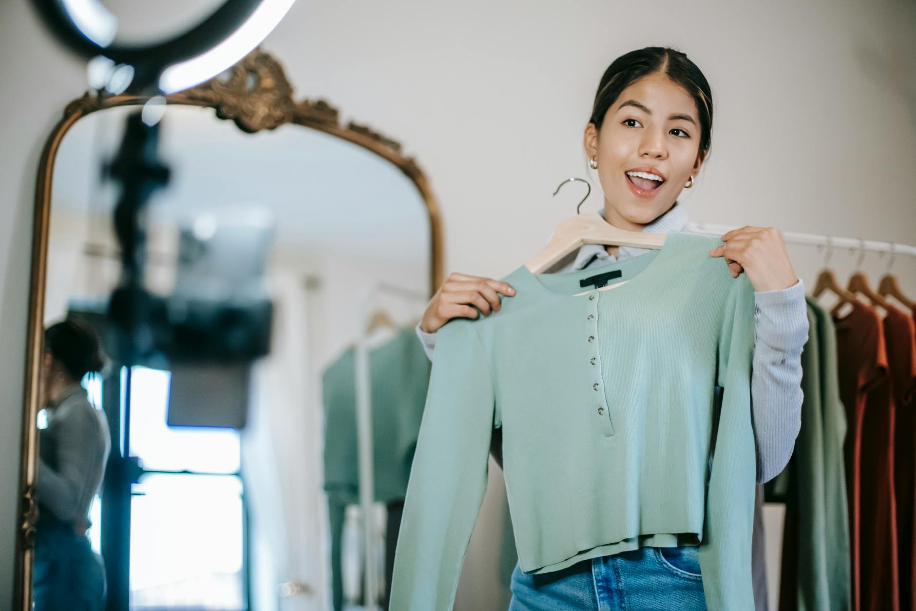 Content creator fashion crea story Instagram con smartphone
