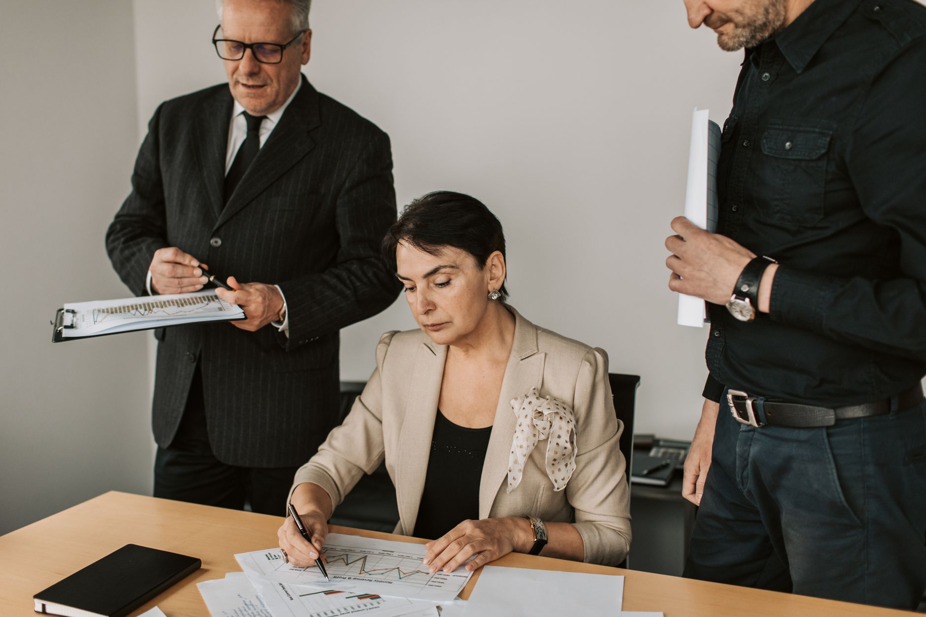 Riunione di executive italiani in ufficio per discutere policy di compliance