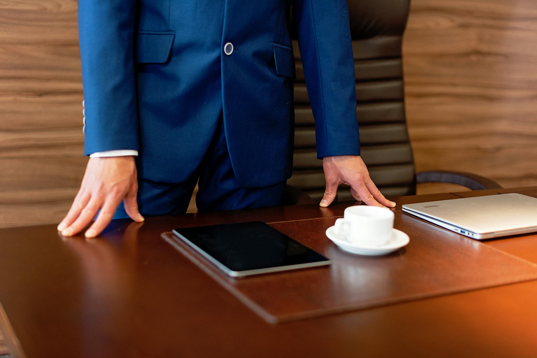 Direttore analizza dashboard executive con KPI commerciali