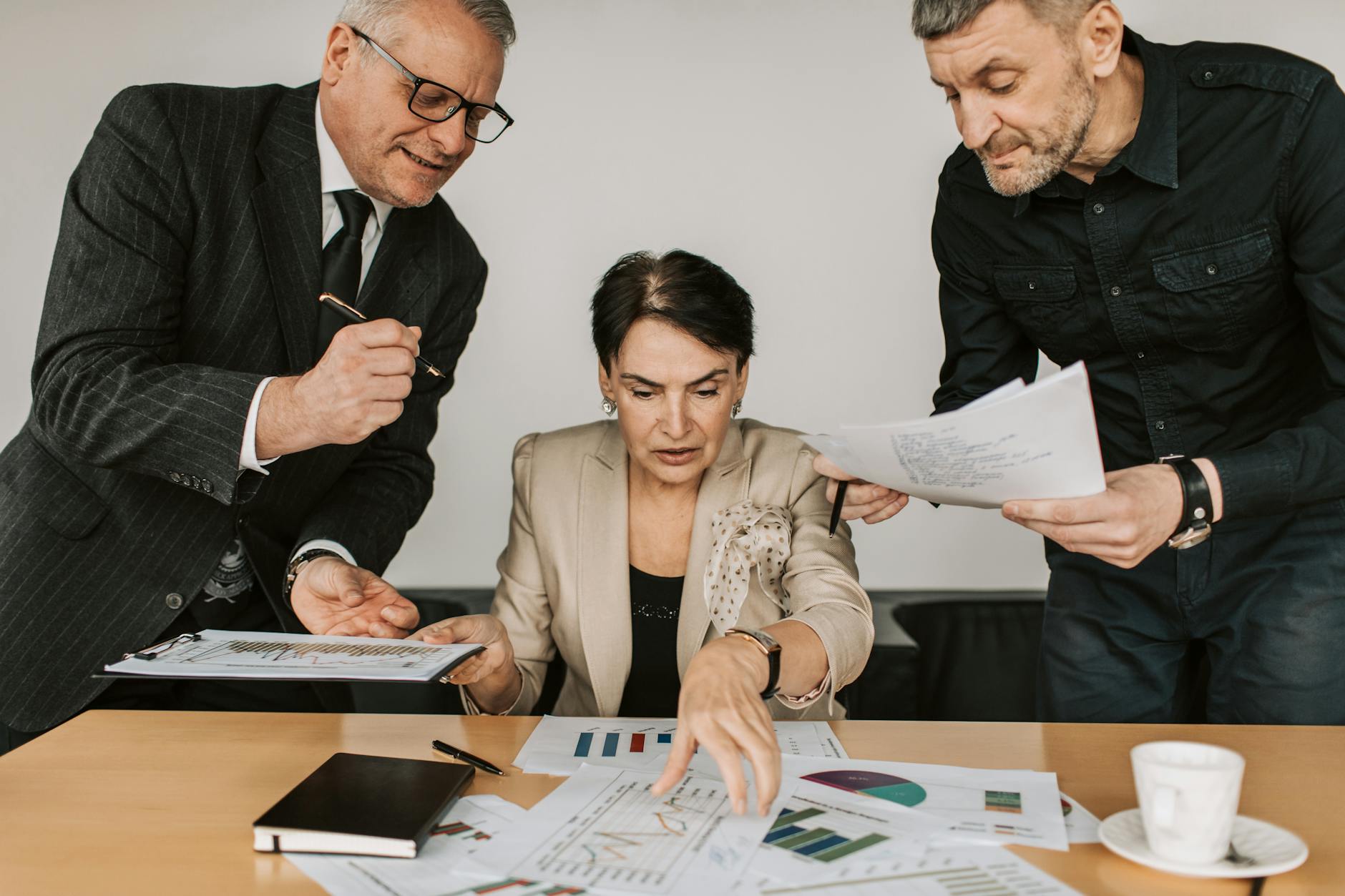 Manager riunisce team vendite per allineamento strategico