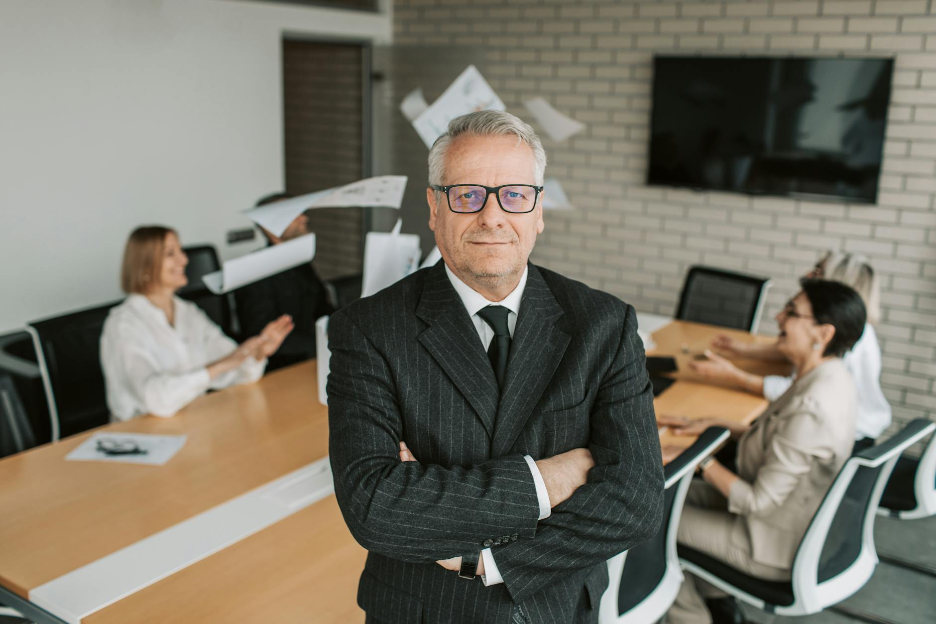 CEO definisce strategia commerciale in ufficio executive