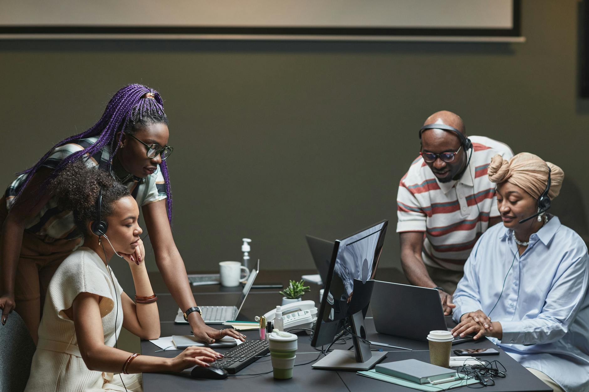Team PMI italiana al lavoro con software CRM per gestione clienti