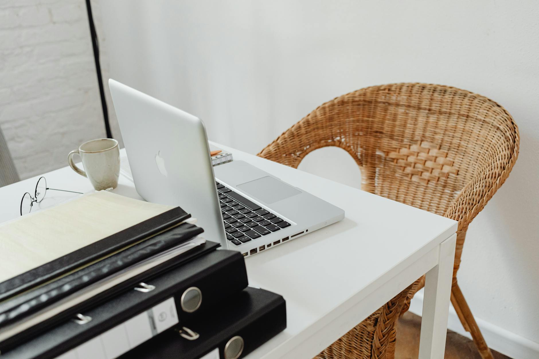Professionista freelance alla scrivania gestisce clienti