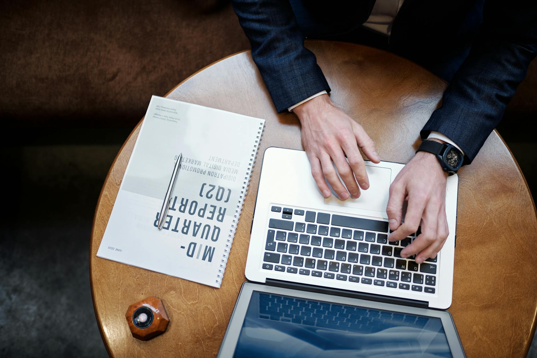 Generazione automatica di report aziendali su laptop