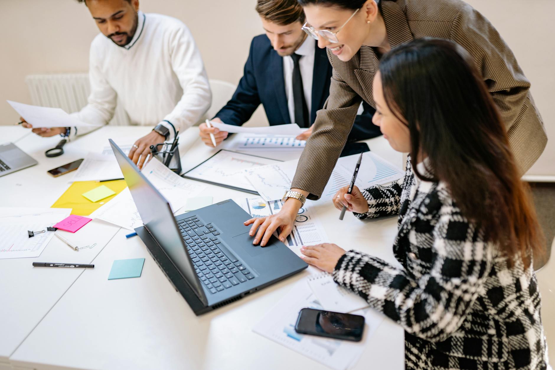 Team aziendale di PMI italiana al lavoro in ufficio moderno