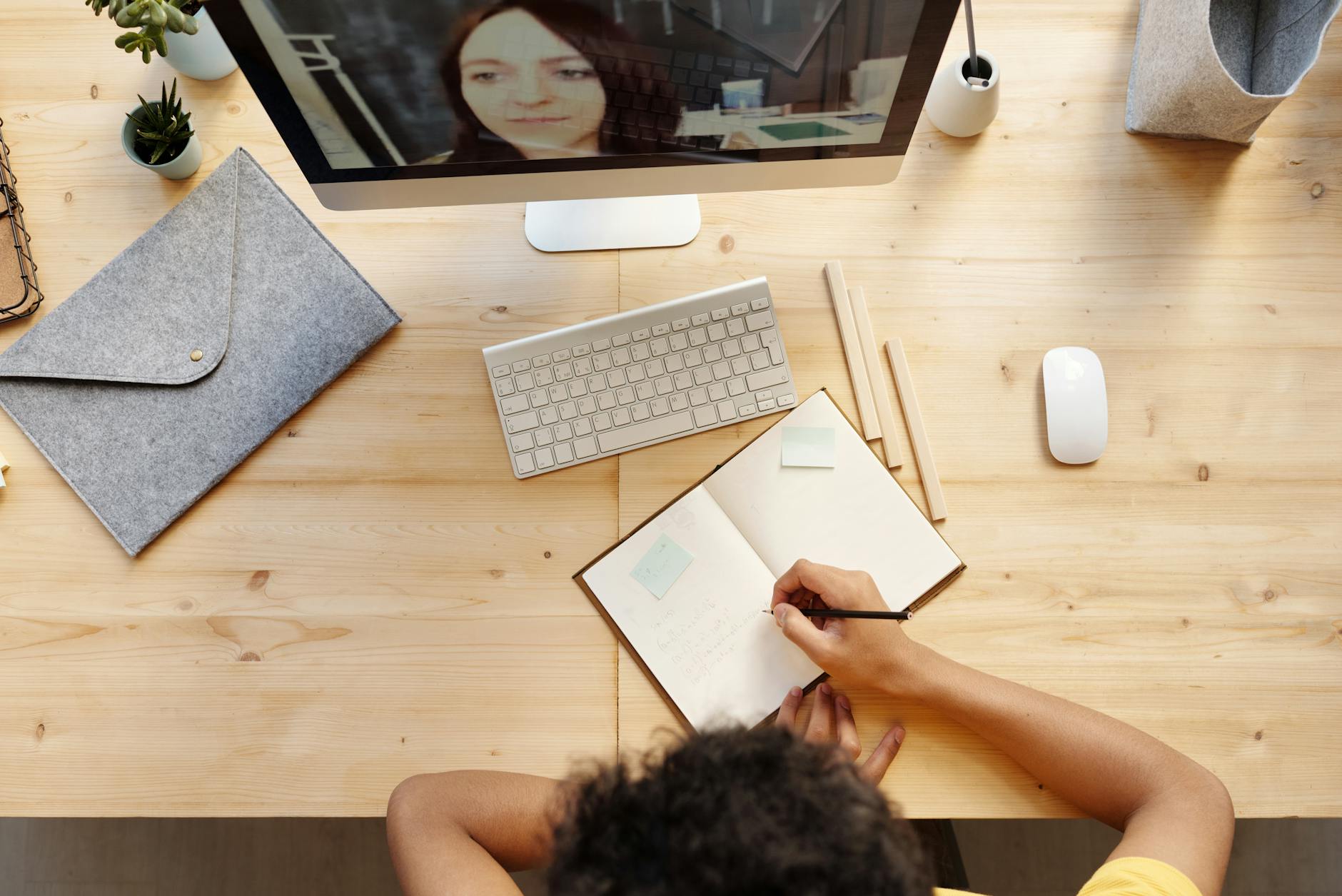 Dipendente segue corso e-learning aziendale