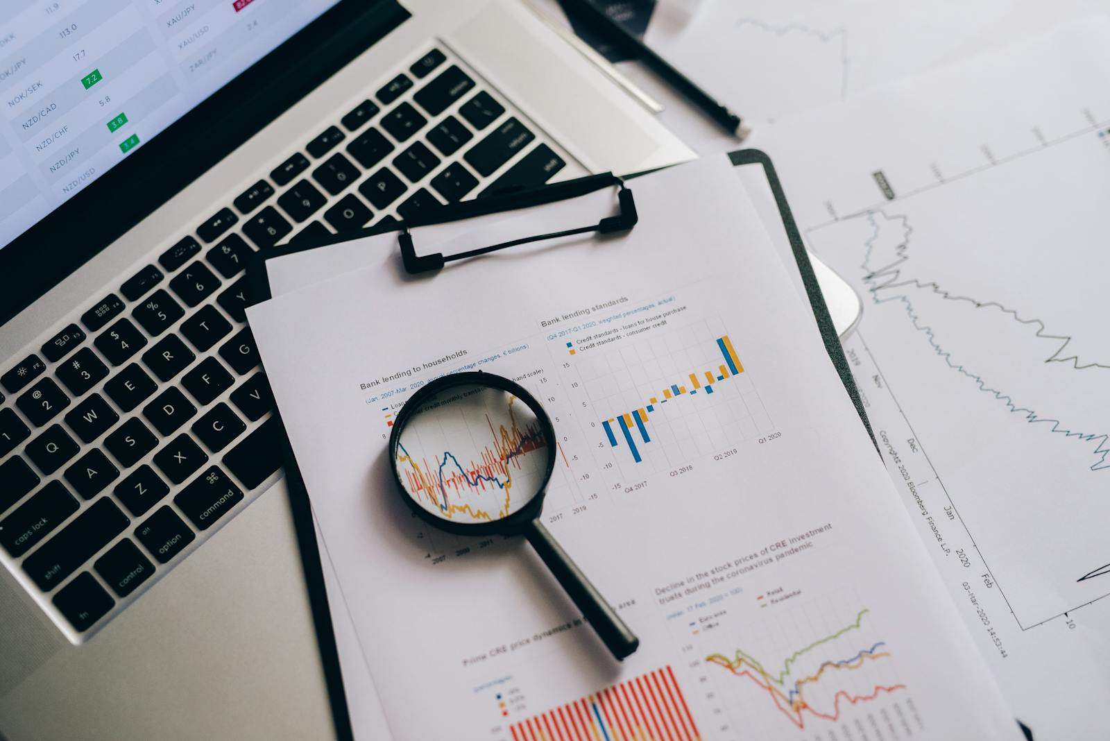 Confronto e valutazione di soluzioni software aziendali al laptop