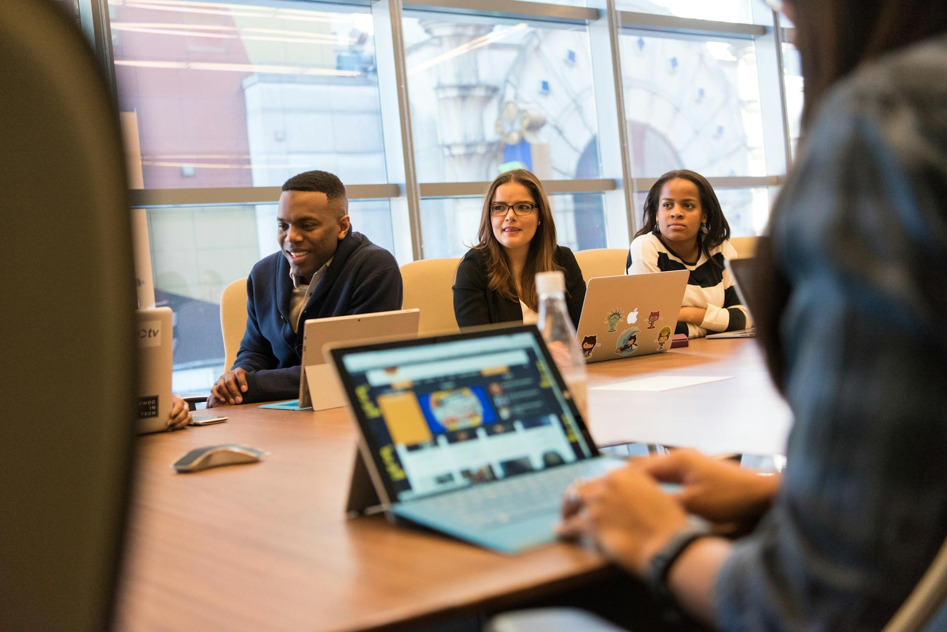 Riunione di team in workspace digitale moderno