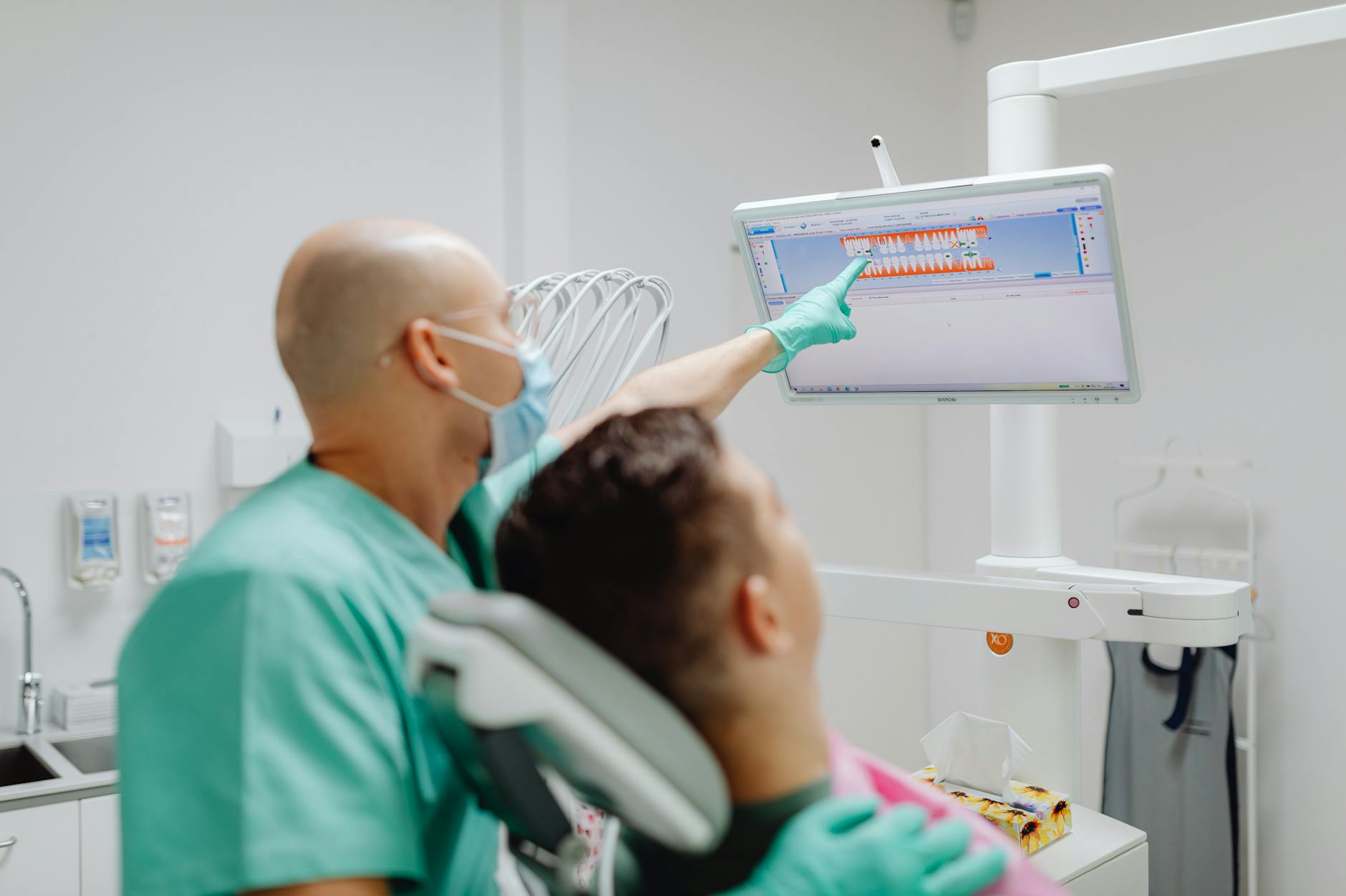 Dentista in consulto con paziente