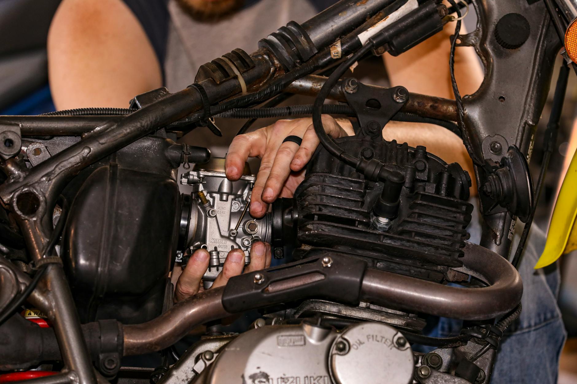Ricambi moto e motore in lavorazione presso un'officina specializzata