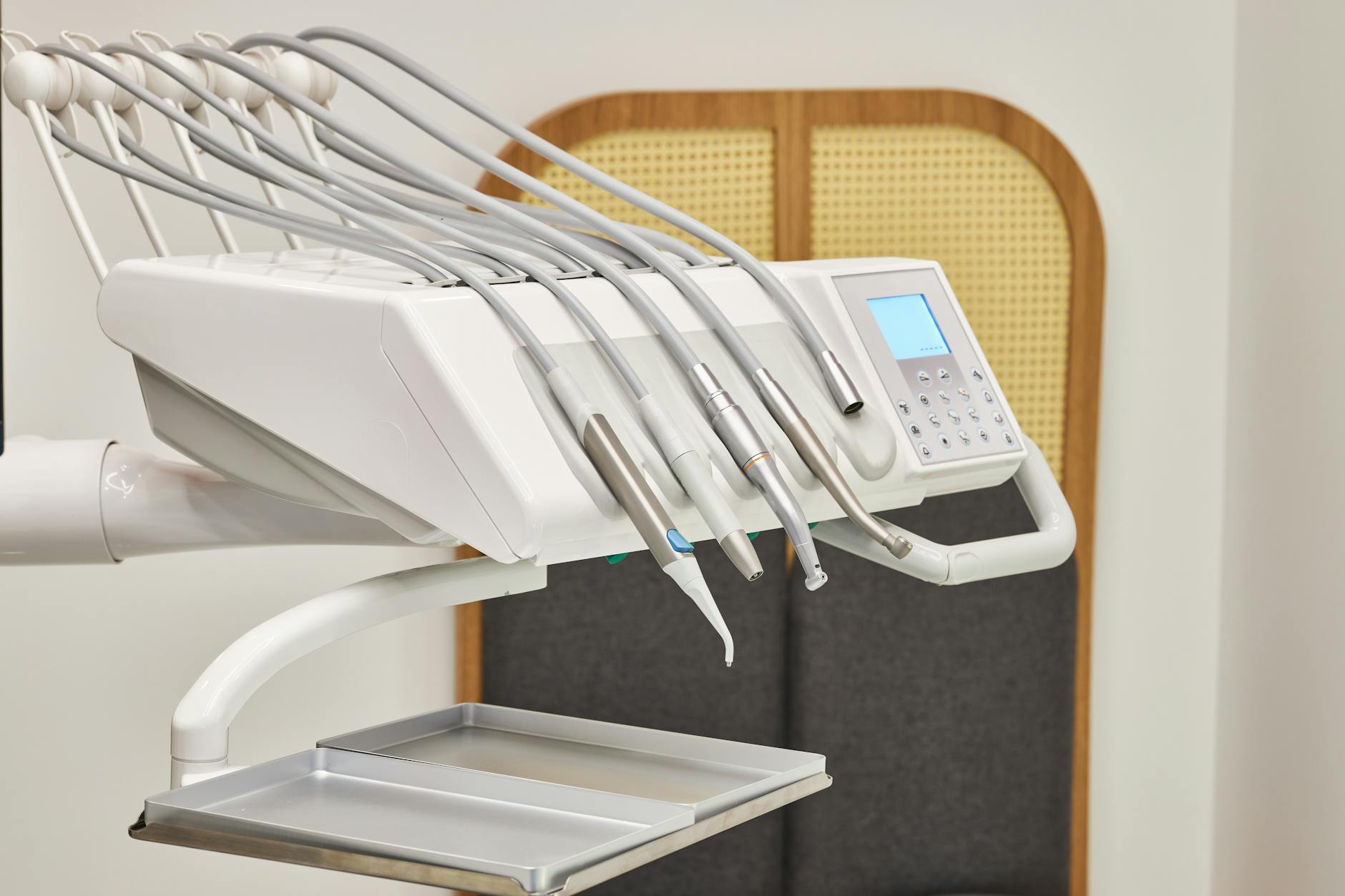 Studio dentistico moderno con attrezzatura professionale