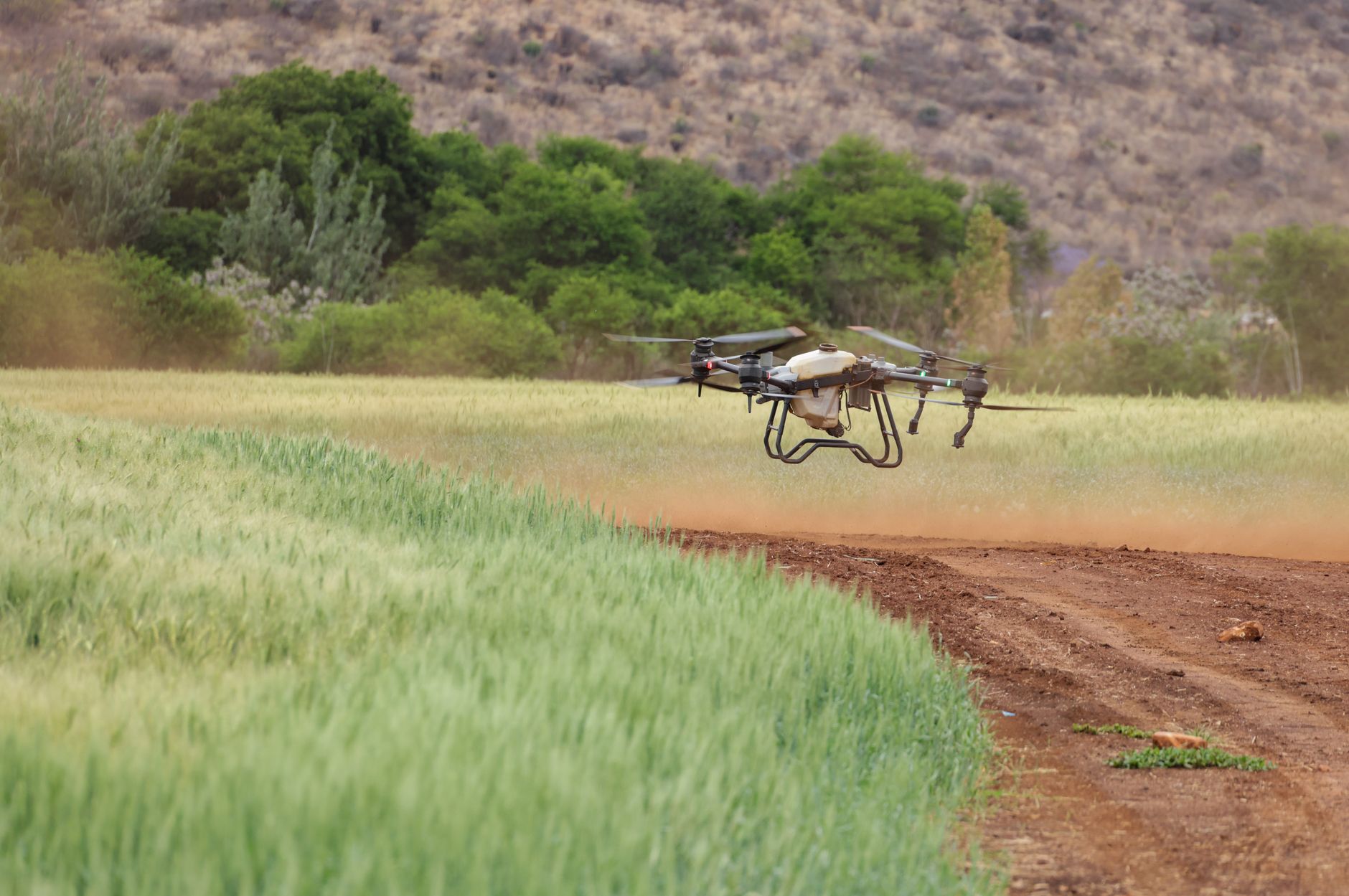 Drone agricolo monitora campi coltivati dall'alto agricoltura di precisione