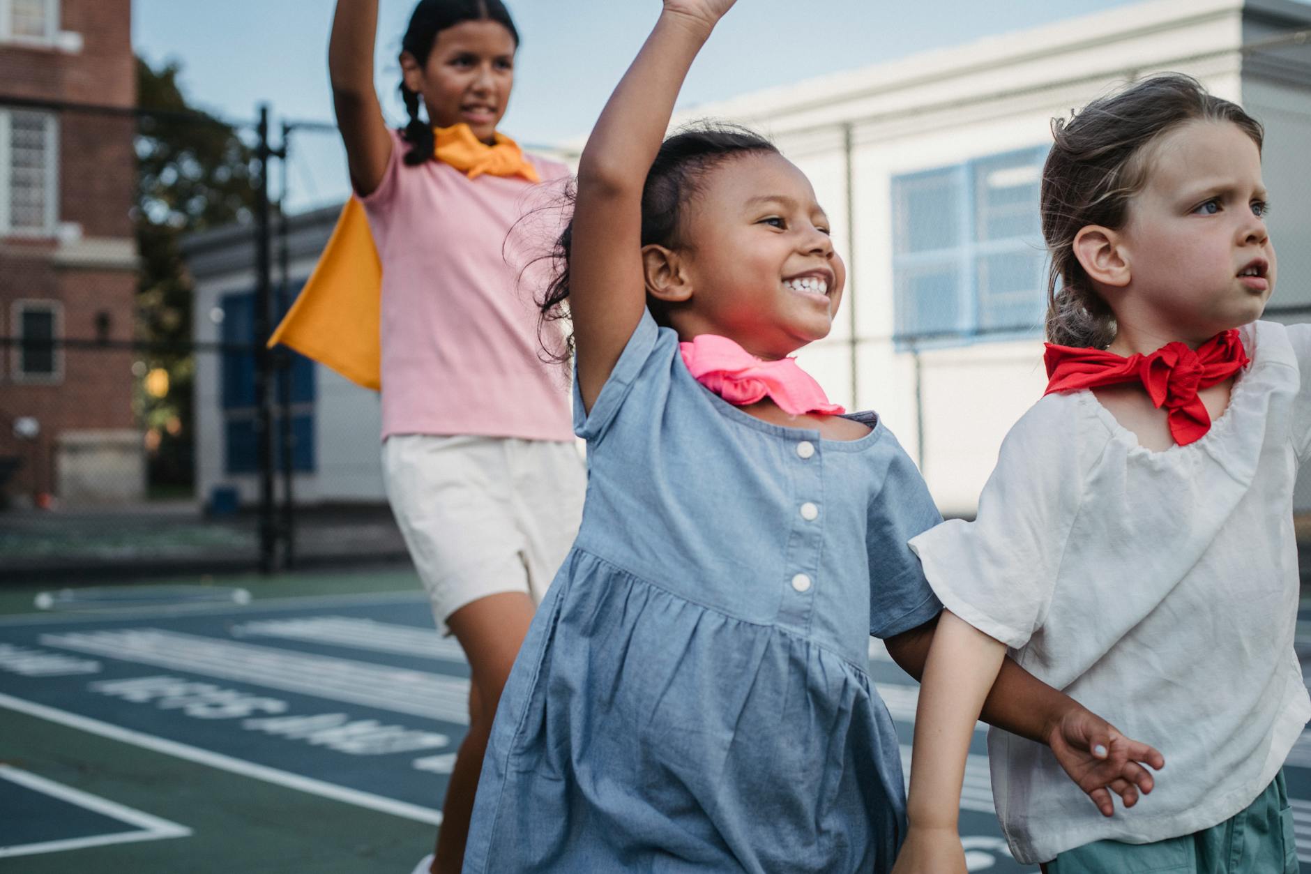 Bambini che giocano in un asilo nido moderno italiano
