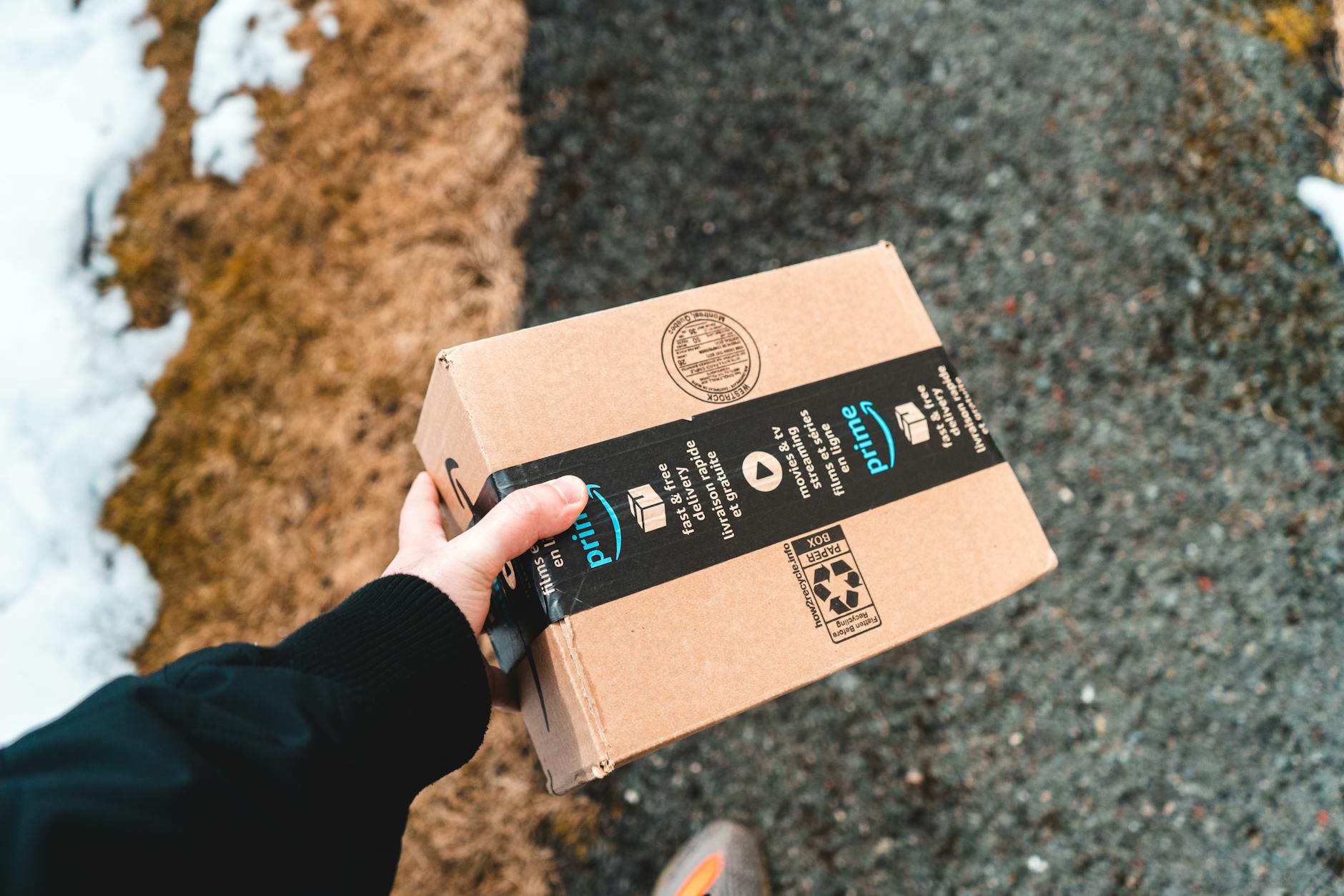 Centro logistico fulfillment Amazon FBA con scaffalature
