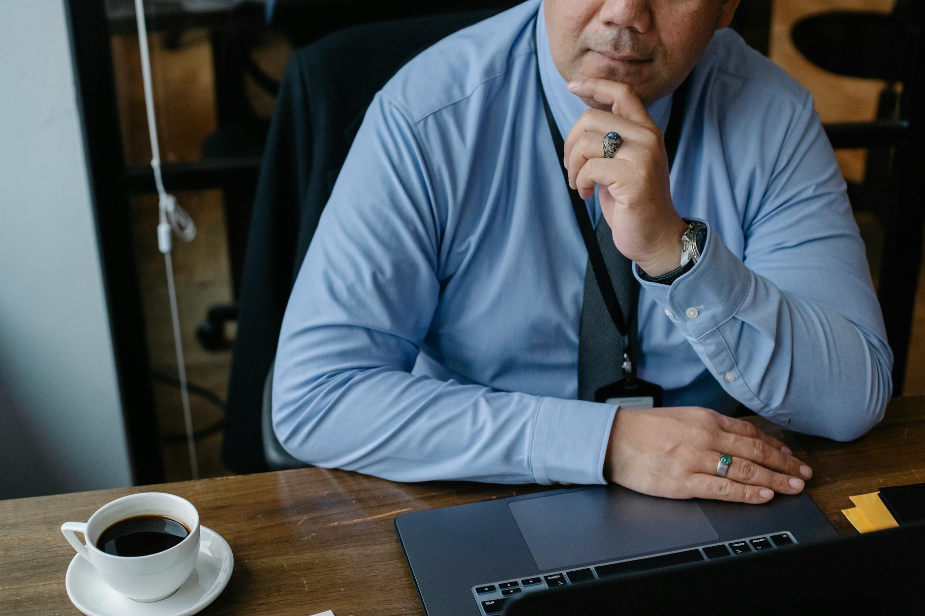 Imprenditore PMI gestisce ordini e-commerce dal laptop