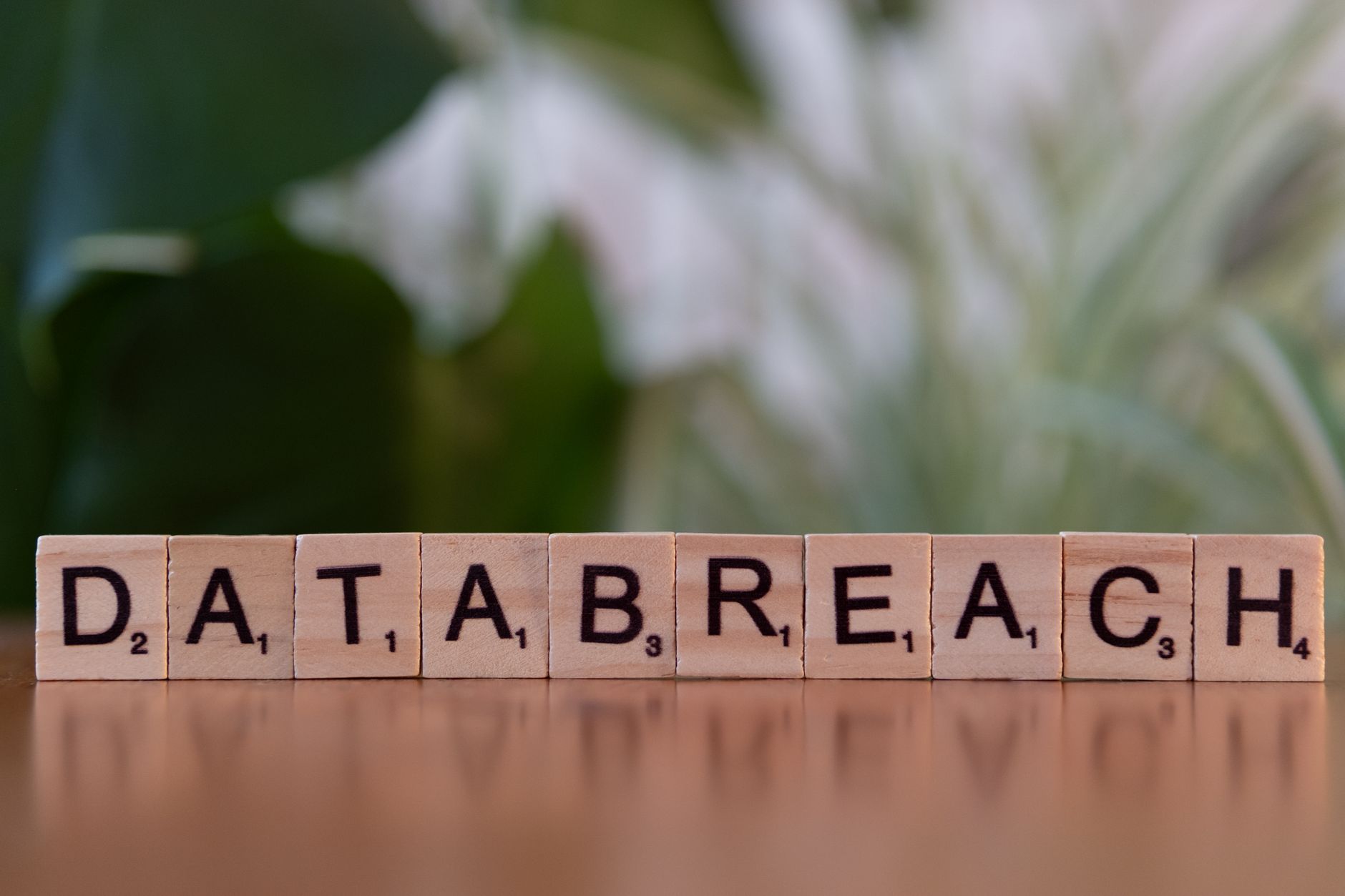 Documenti GDPR compliance su scrivania ufficio