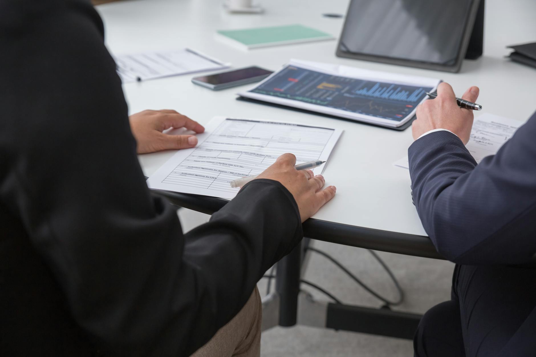 Riunione aziendale con revisione dati e dashboard di business intelligence