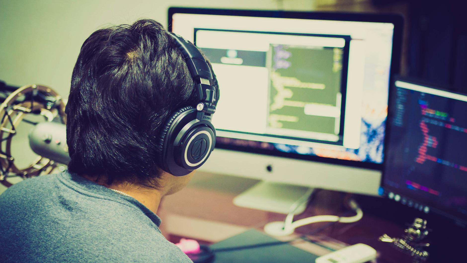 Sviluppatore mentre costruisce un chatbot in IDE