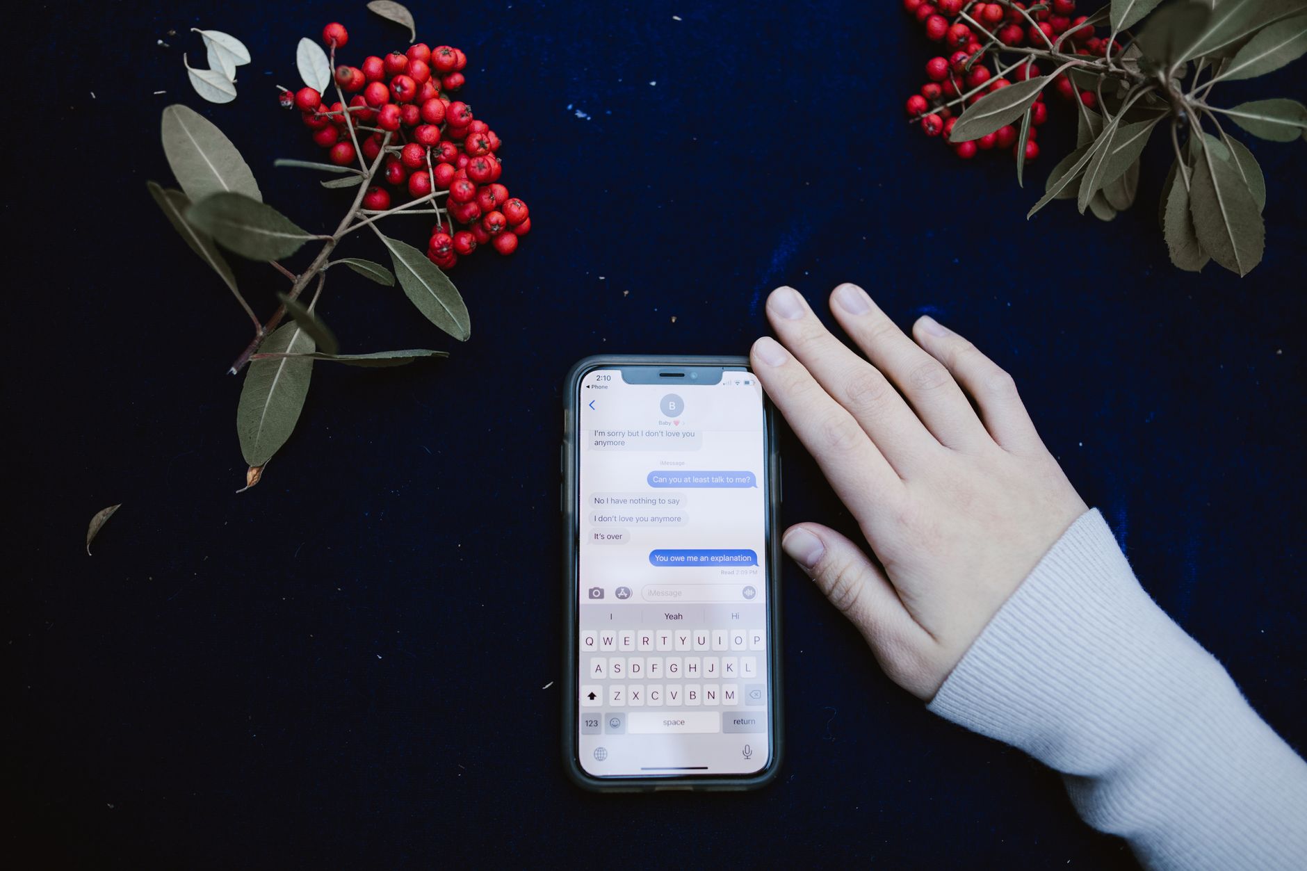 Cliente che chatta da smartphone con chatbot customer service